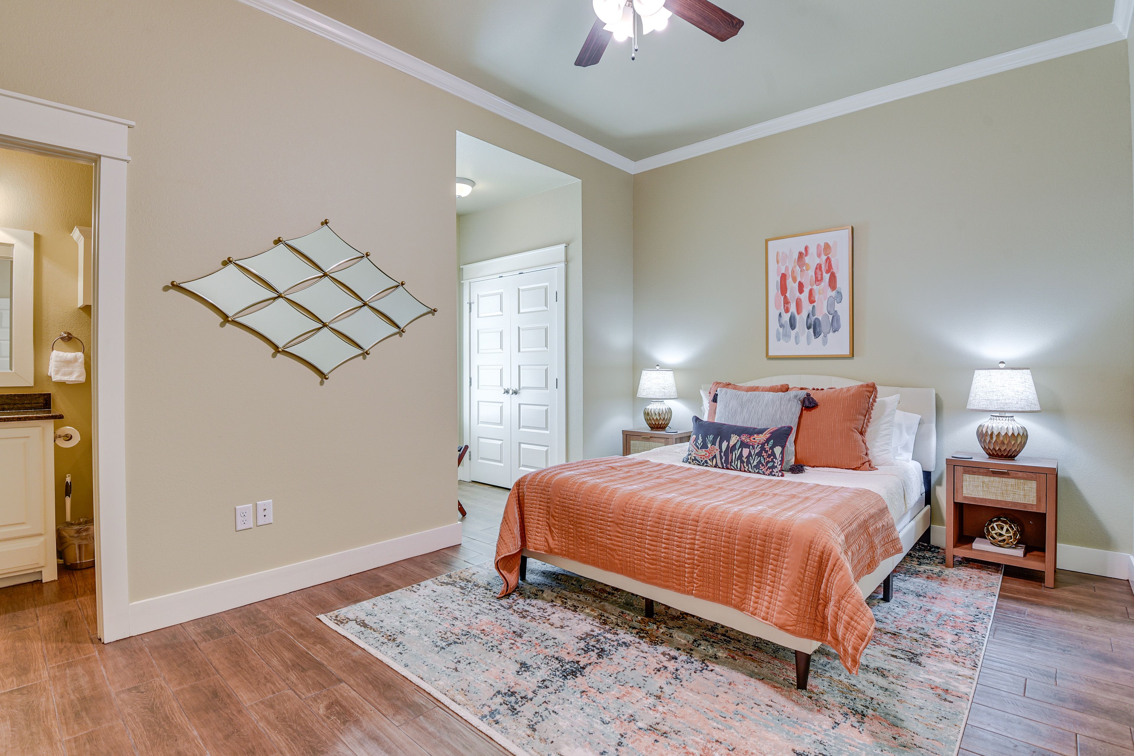 Bedroom 1 | Queen Bed | Smart TV | En-Suite Bathroom