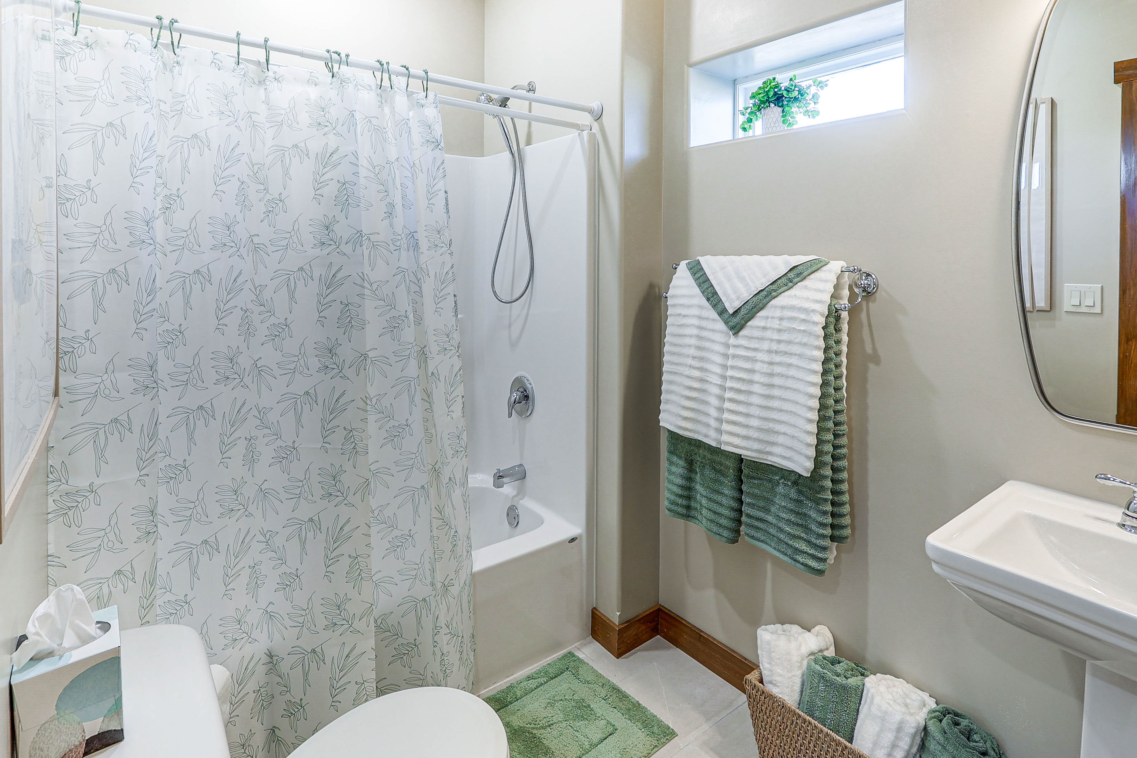 Full Bathroom | Towels Provided