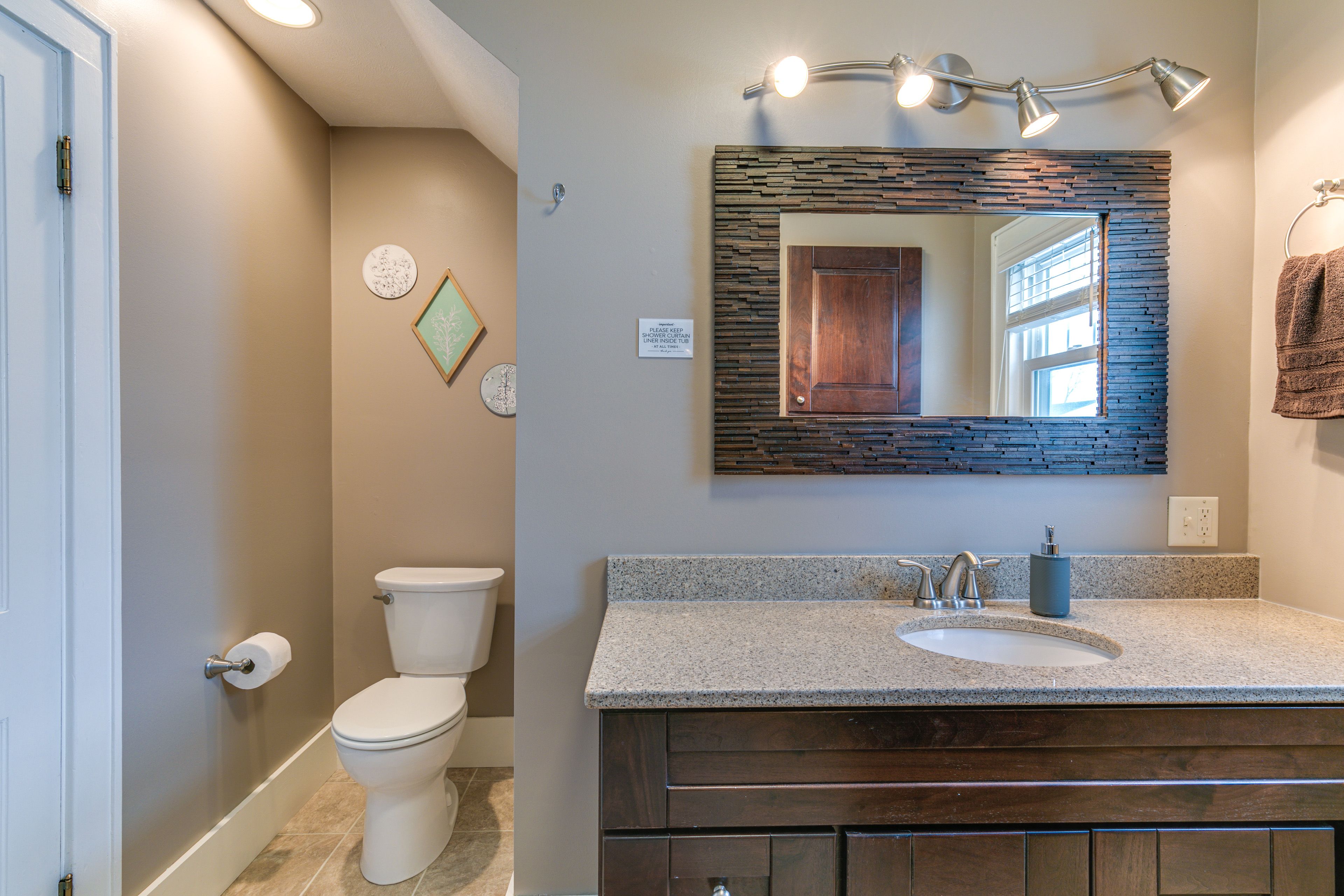 Full Bathroom | Shower/Tub Combo | Complimentary Toiletries | 1st Floor