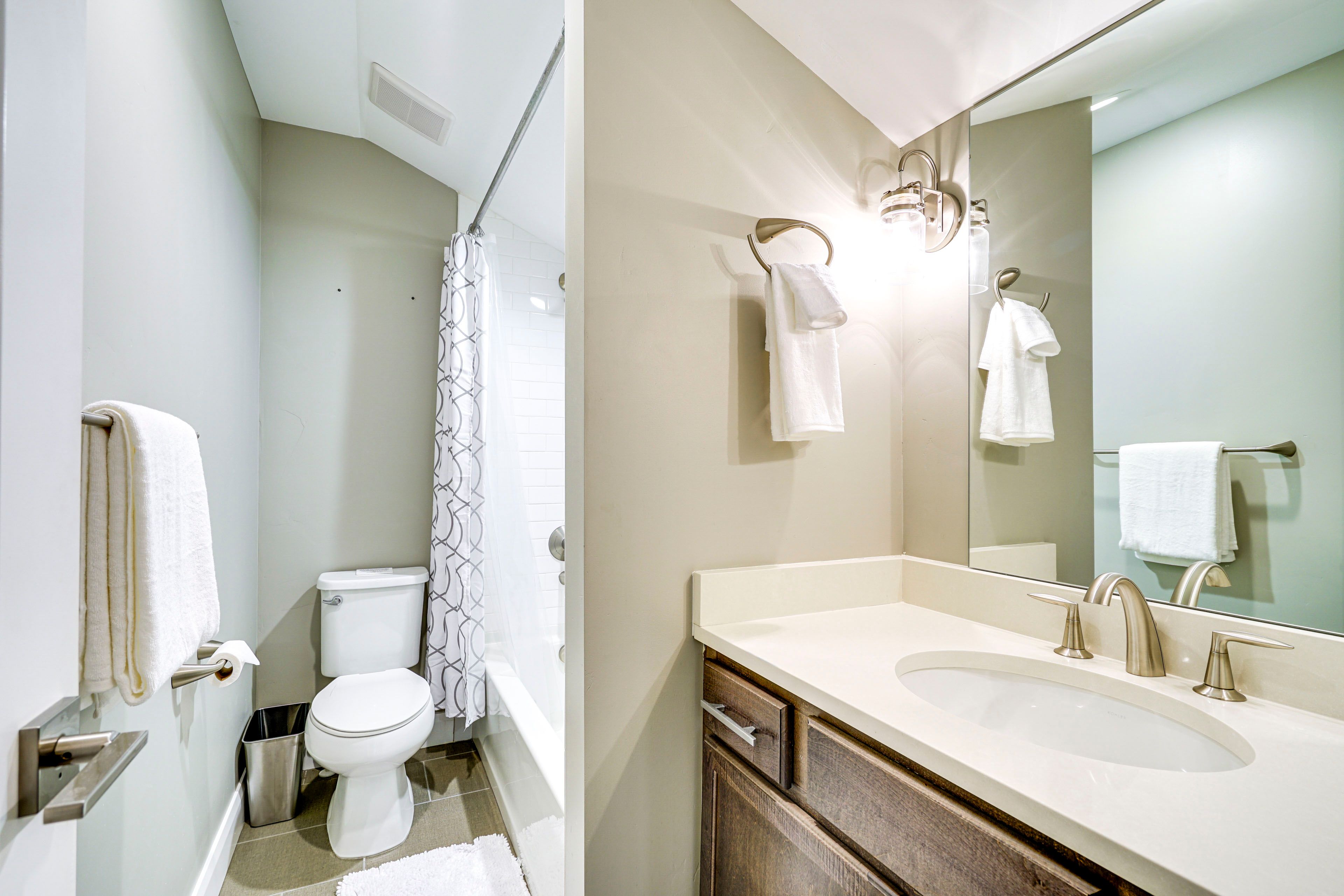 Full Bathroom | 3rd Floor