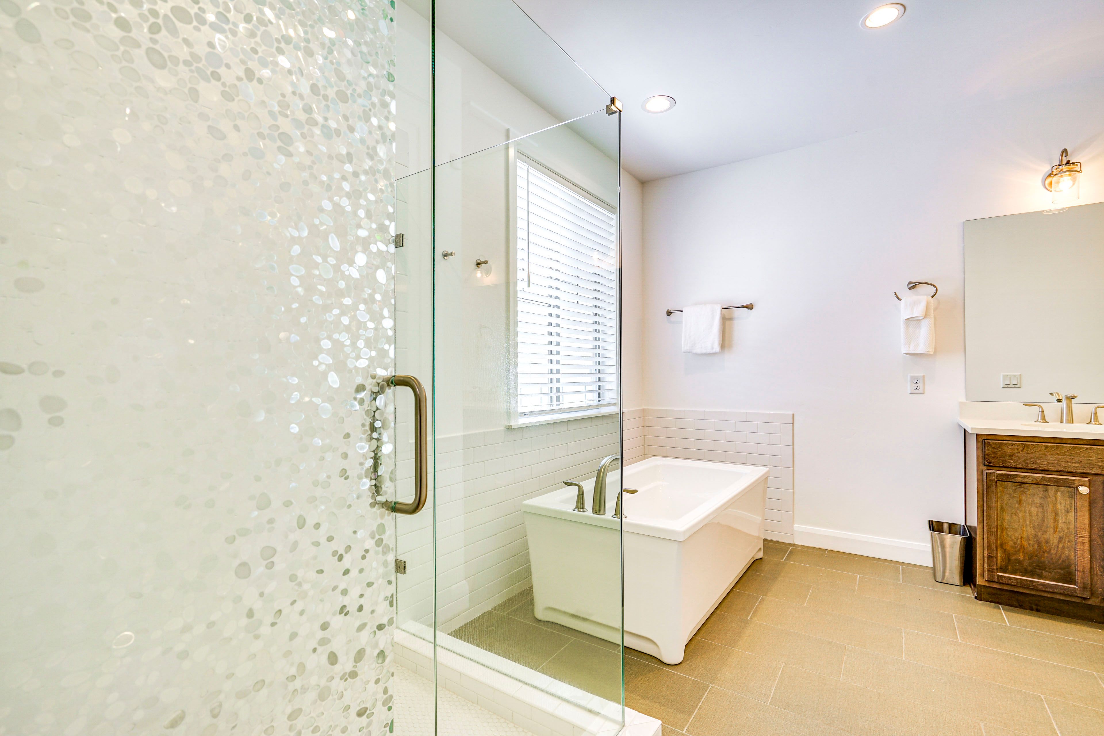 Full Bathroom | 2nd Floor | Towels Provided | Complimentary Toiletries