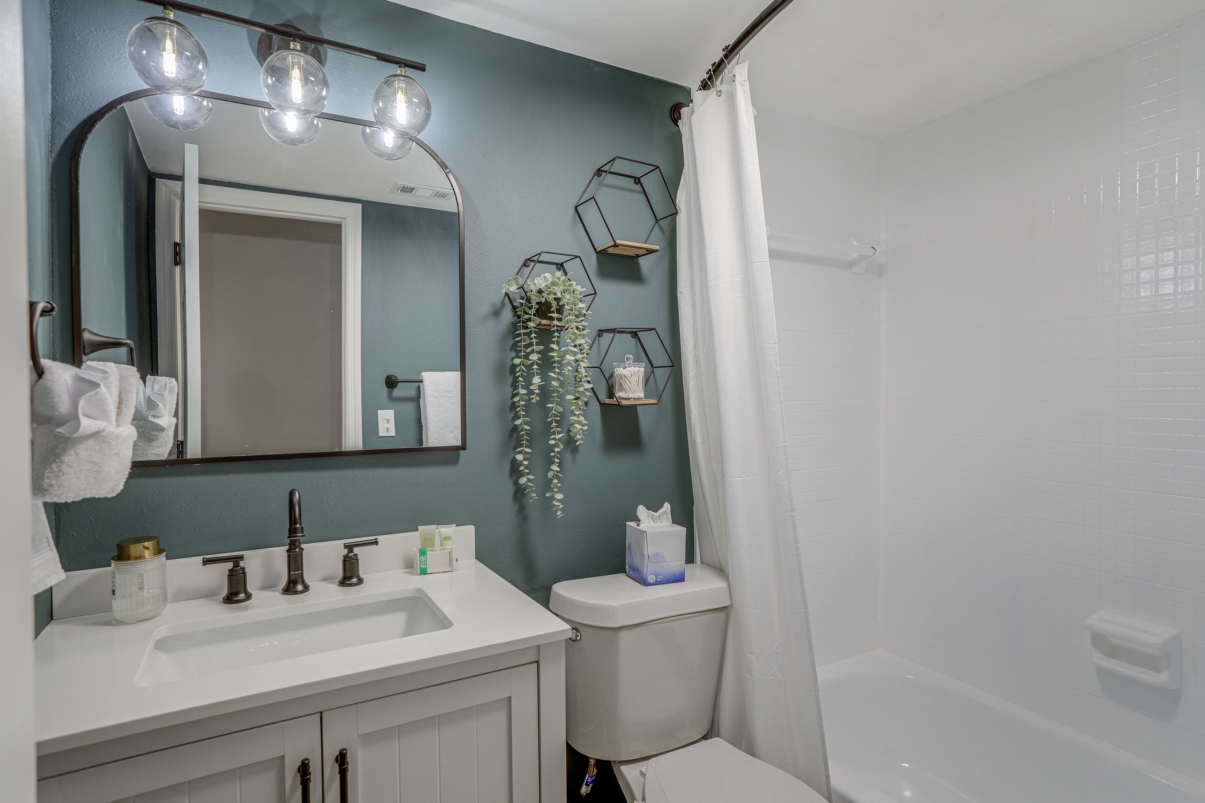 Full Bathroom | Towels Provided