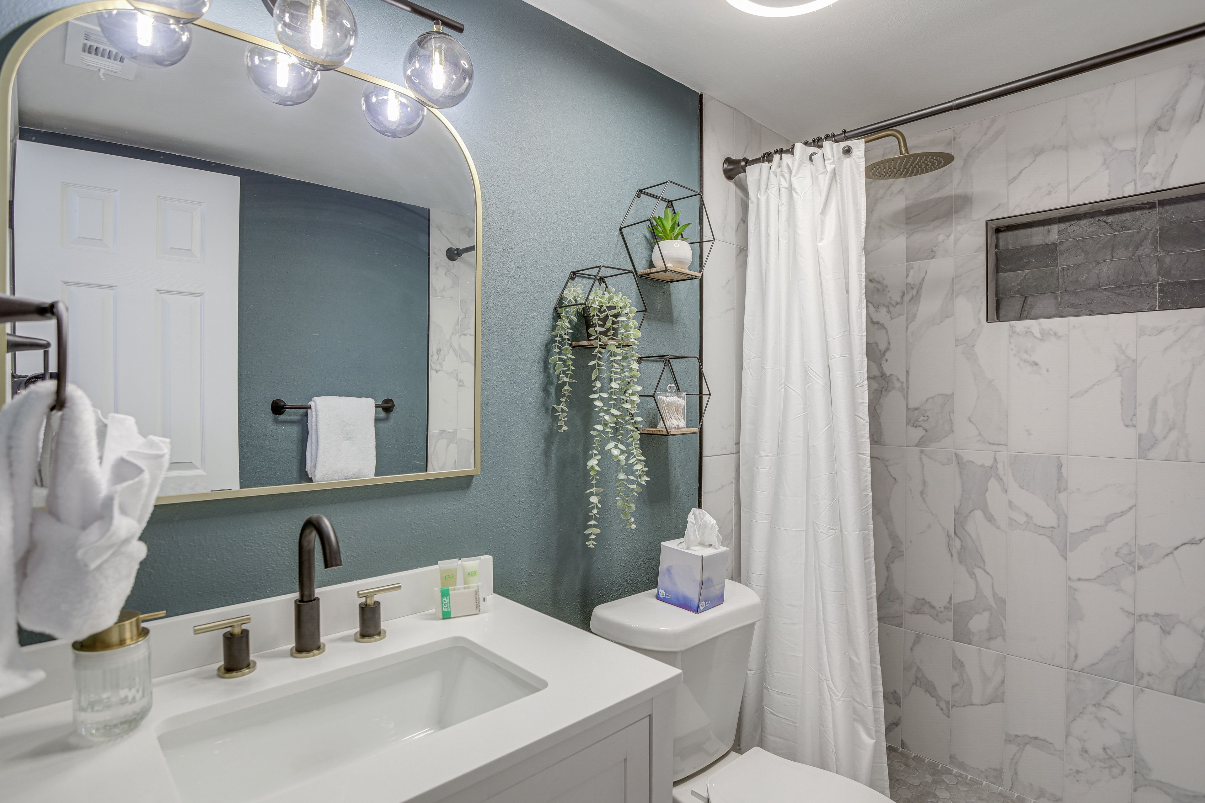 Full Bathroom | Complimentary Toiletries