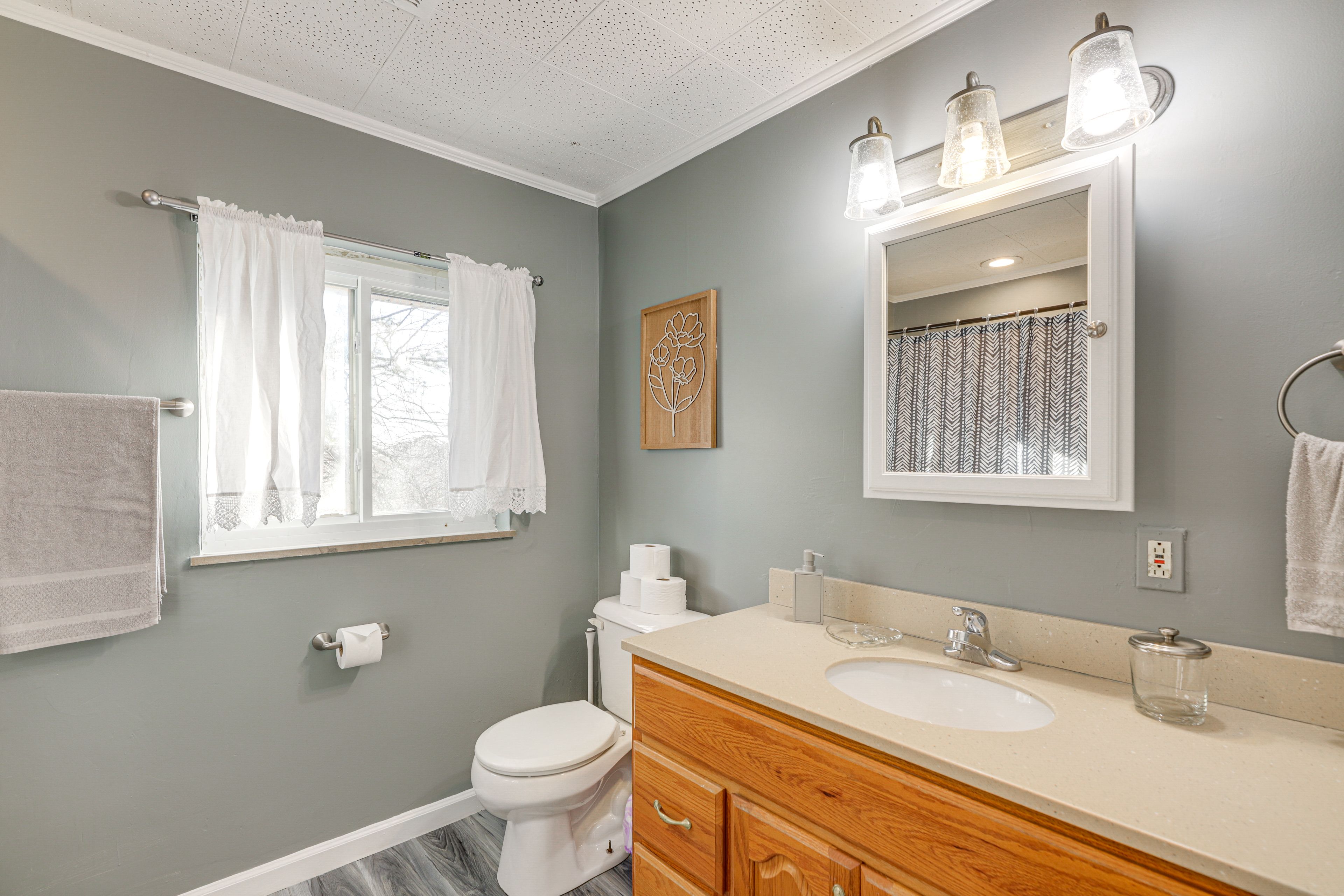 Full Bathroom | Towels Provided