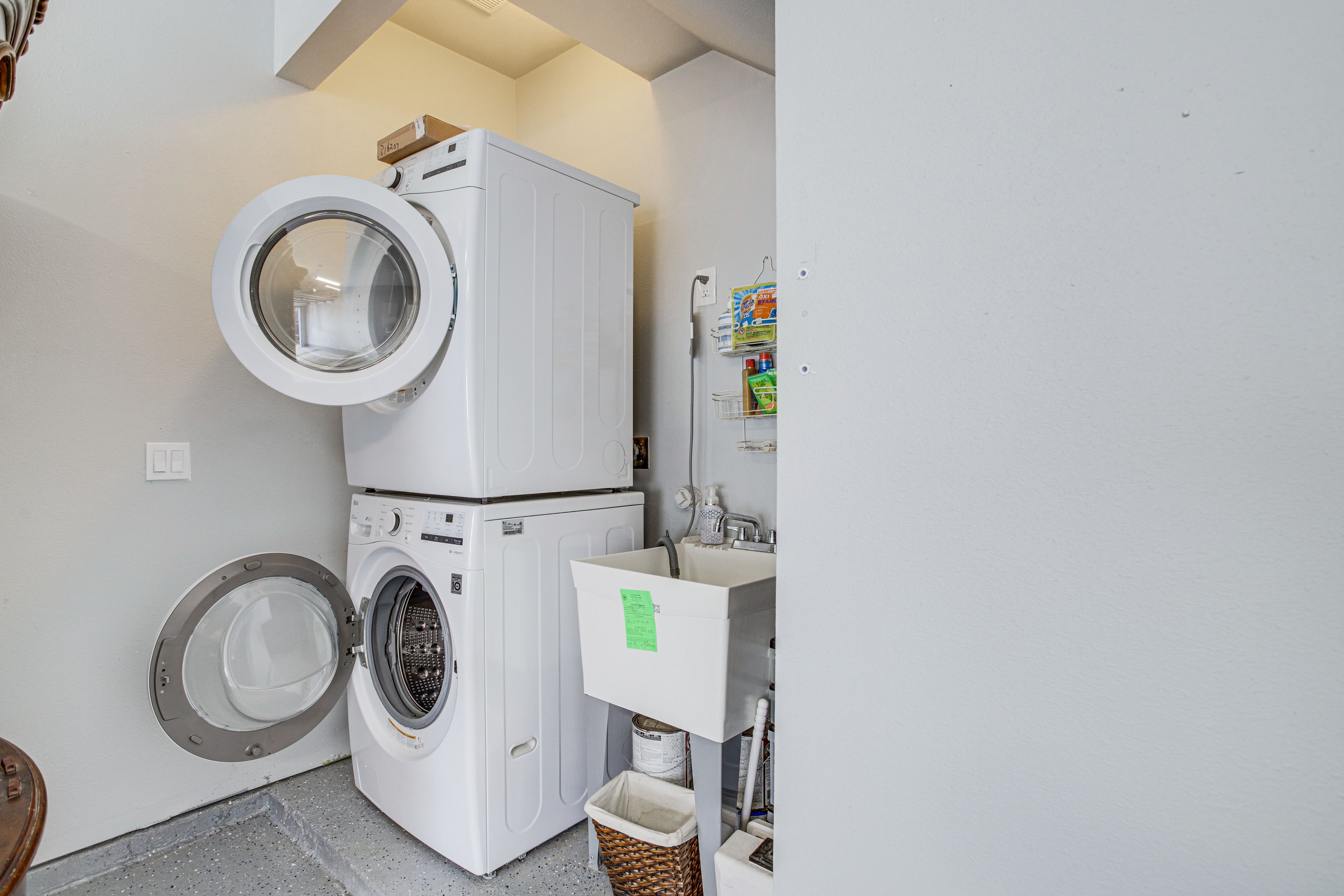 In-Unit Laundry | Garage | Washer + Dryer