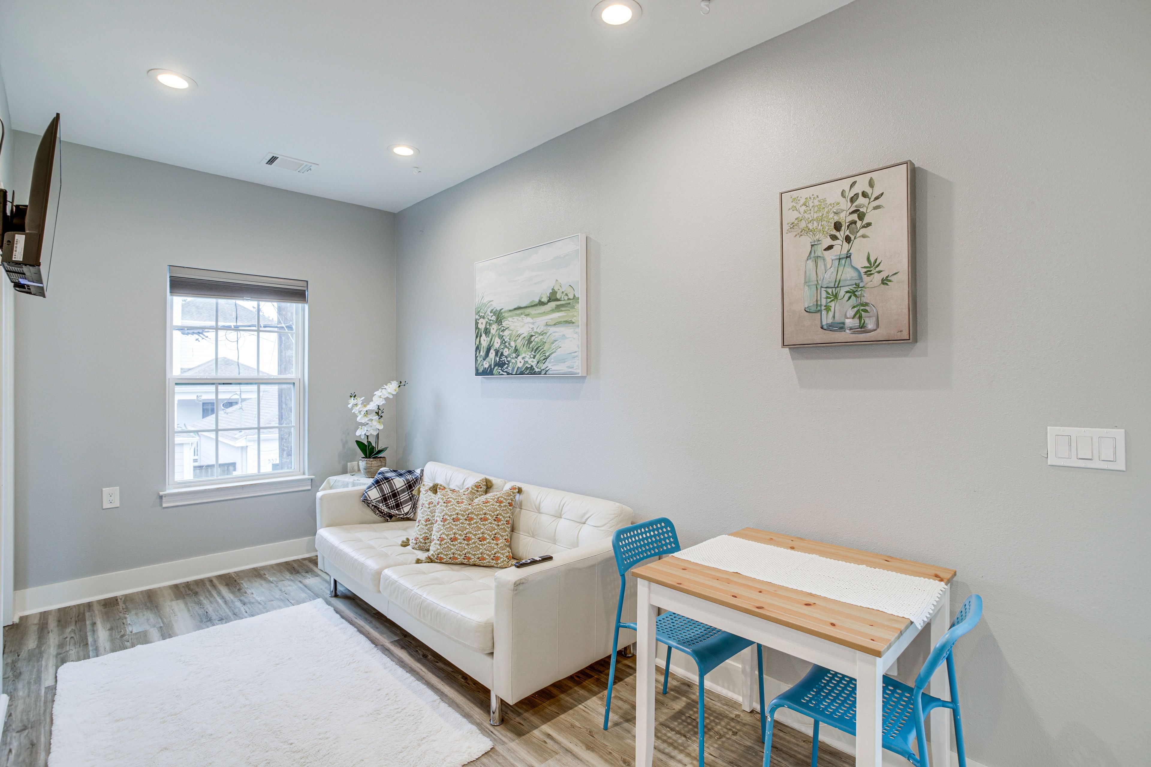 Living Room | Main Level | Smart TV | Free WiFi | Central A/C + Heating