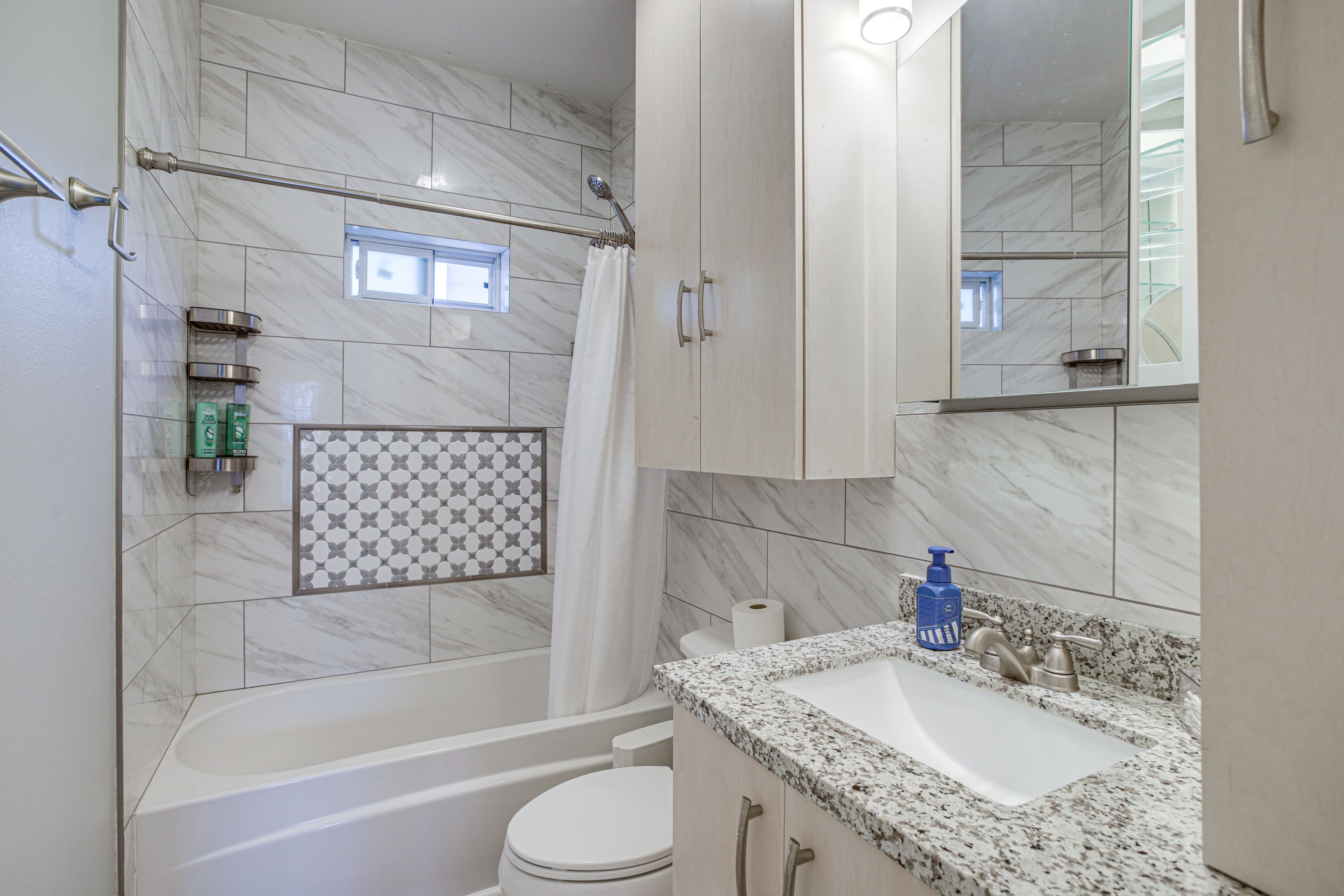 Full Bathroom | Main Level | Towels Provided | Complimentary Toiletries
