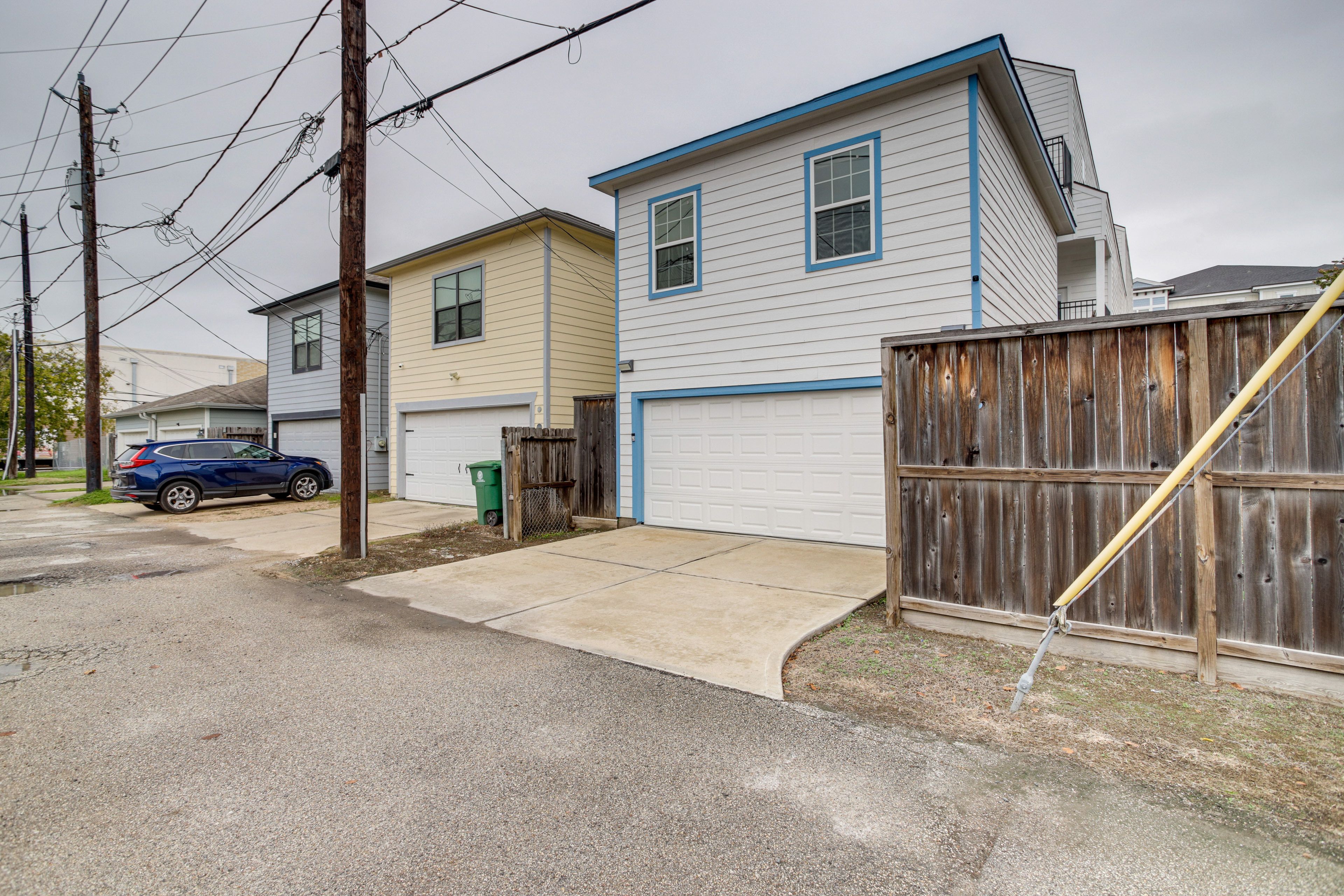 Apartment Exterior | 3 Exterior Security Cameras (Facing Out)