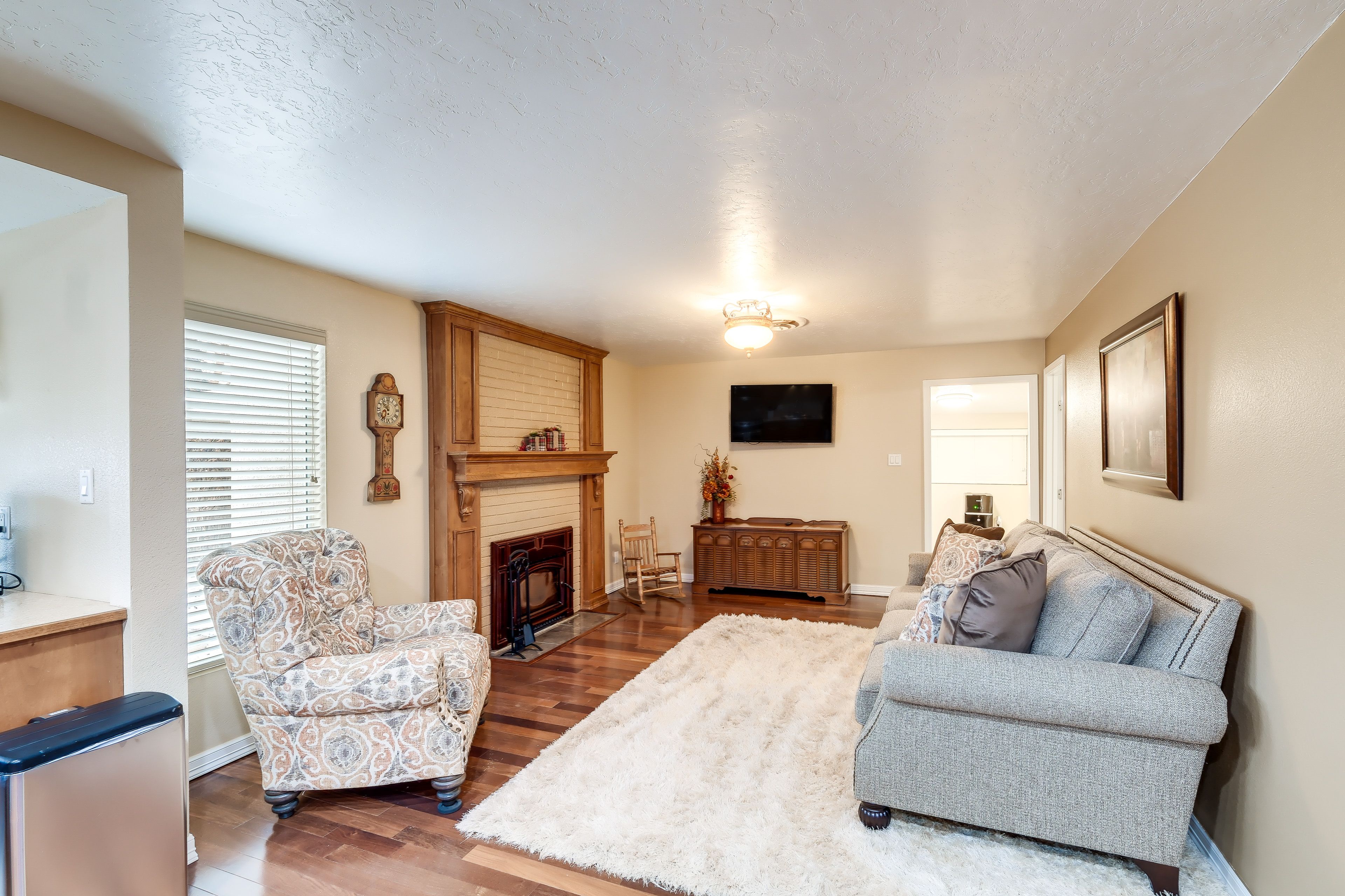 Living Room | Fireplace | Free WiFi | Smart TVs