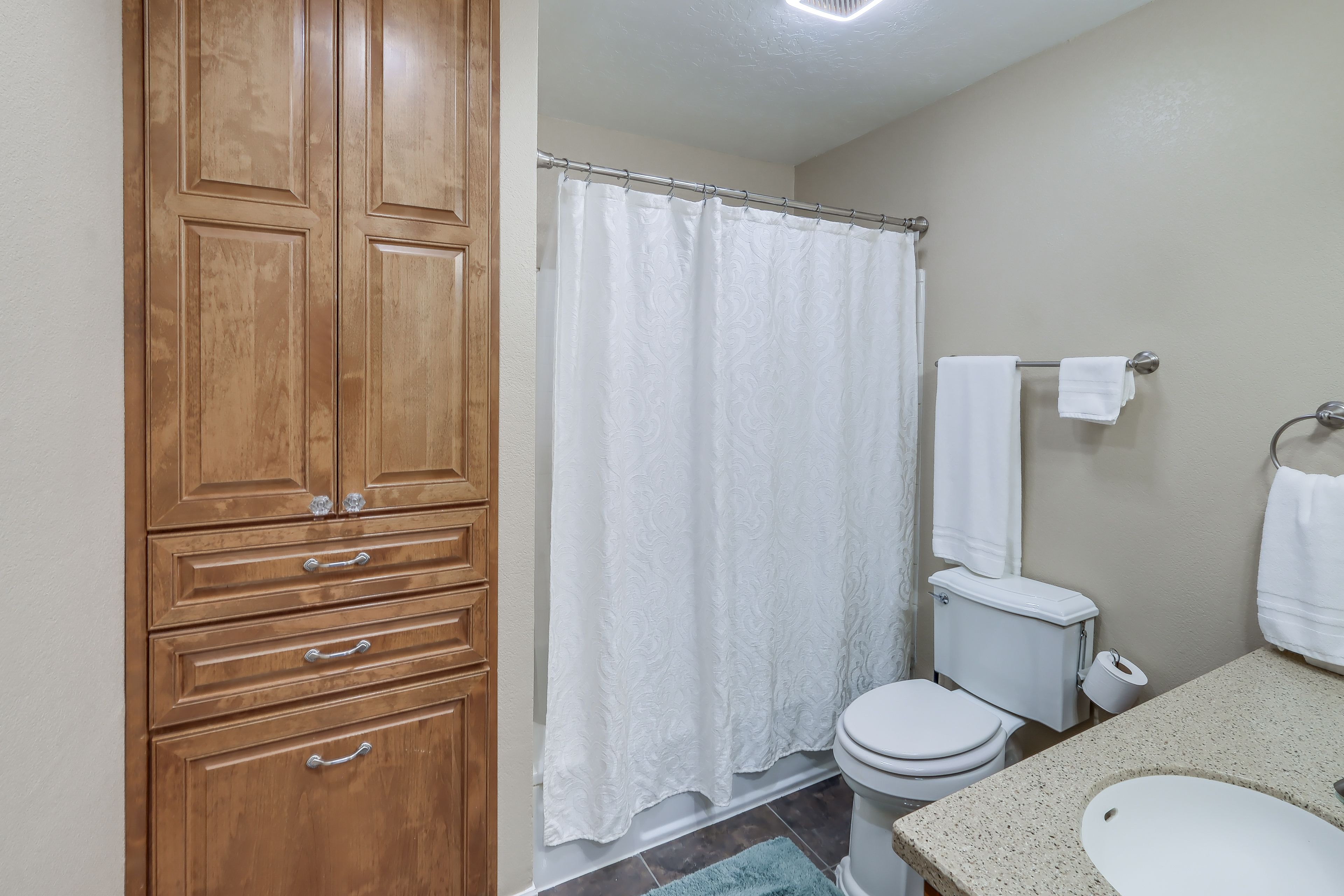 Full Bathroom | Complimentary Toiletries