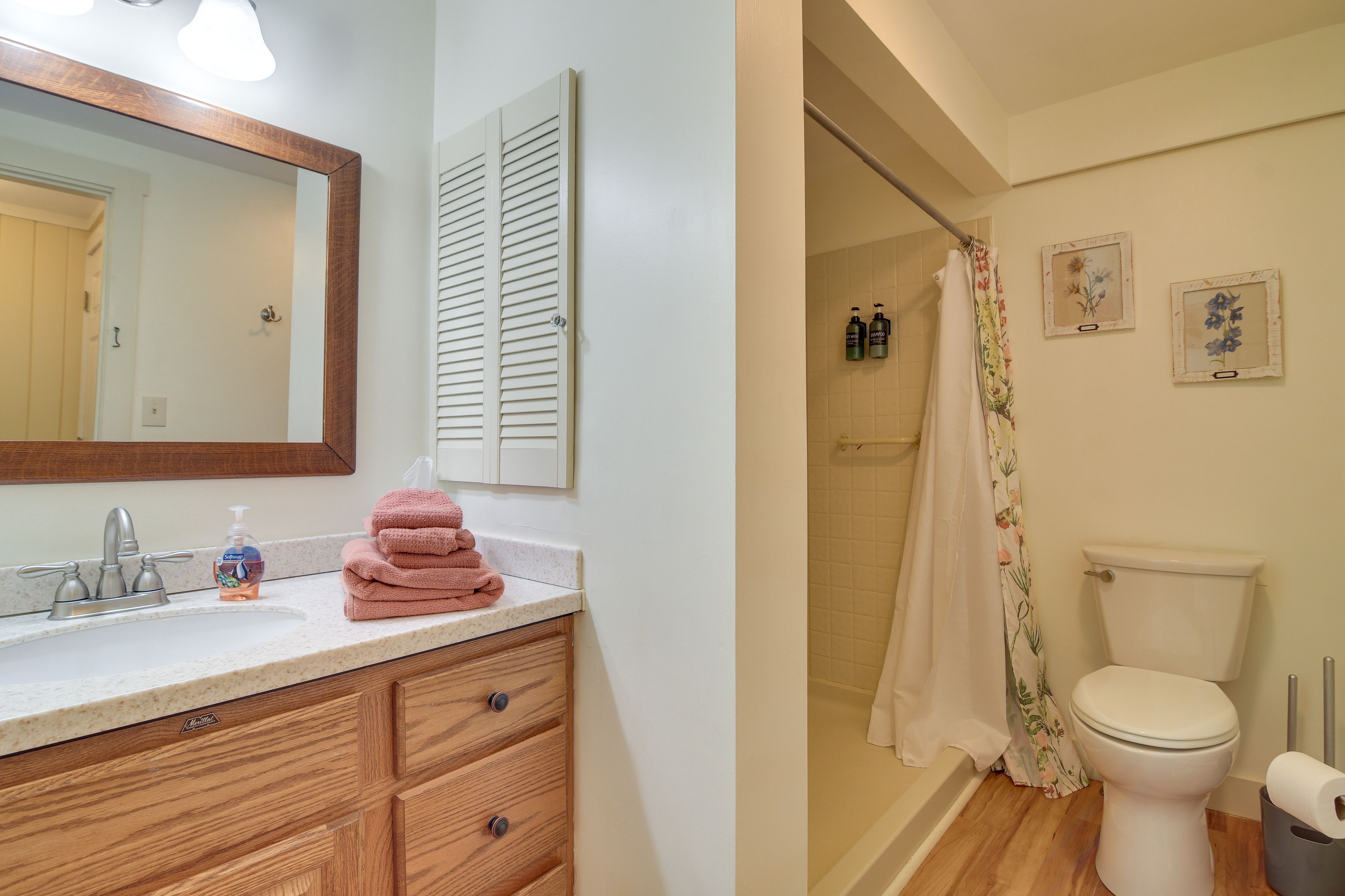 Full Bathroom | 1st Floor | Towels Provided