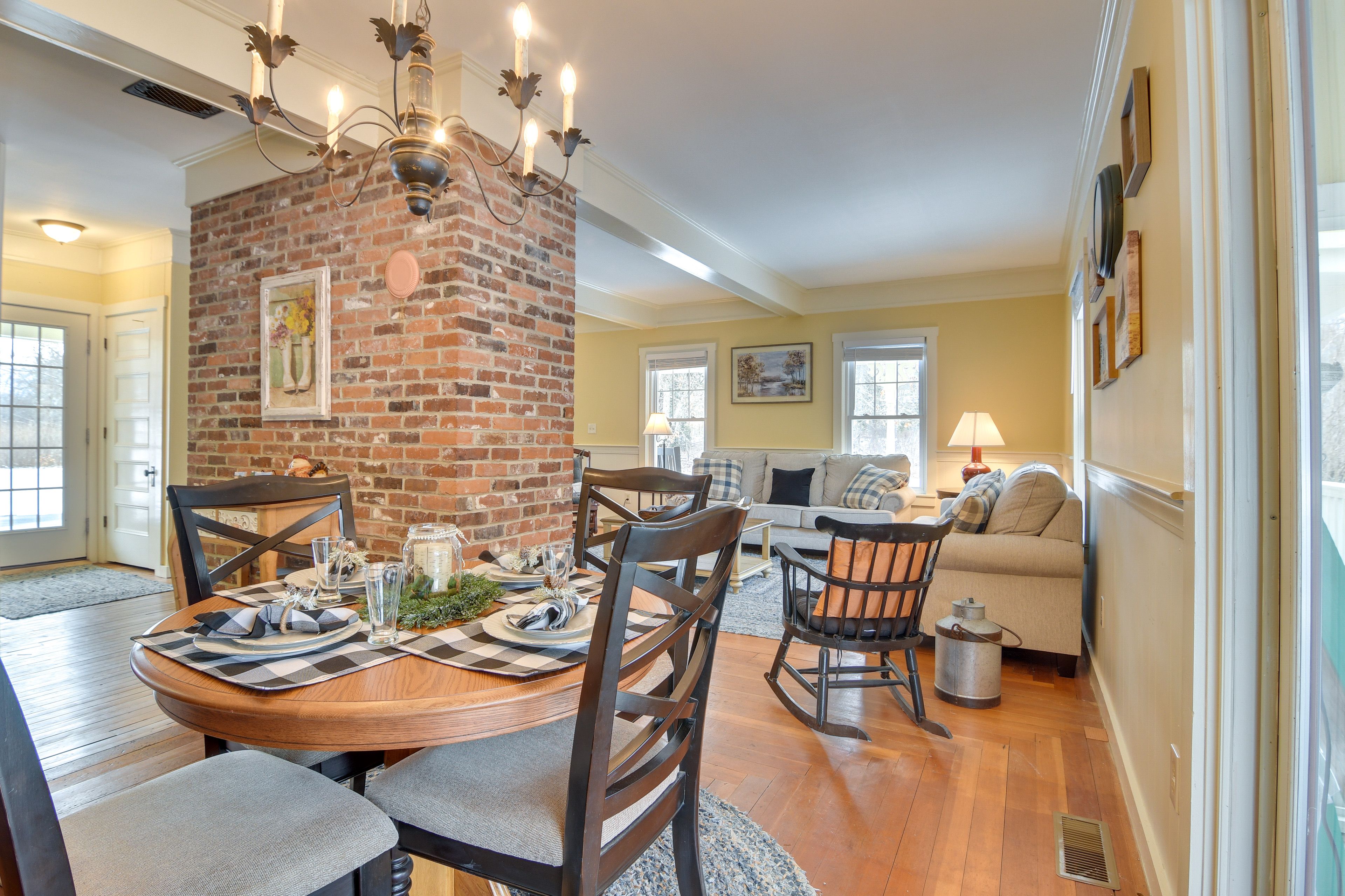 Dining Area | Dishware & Flatware Provided