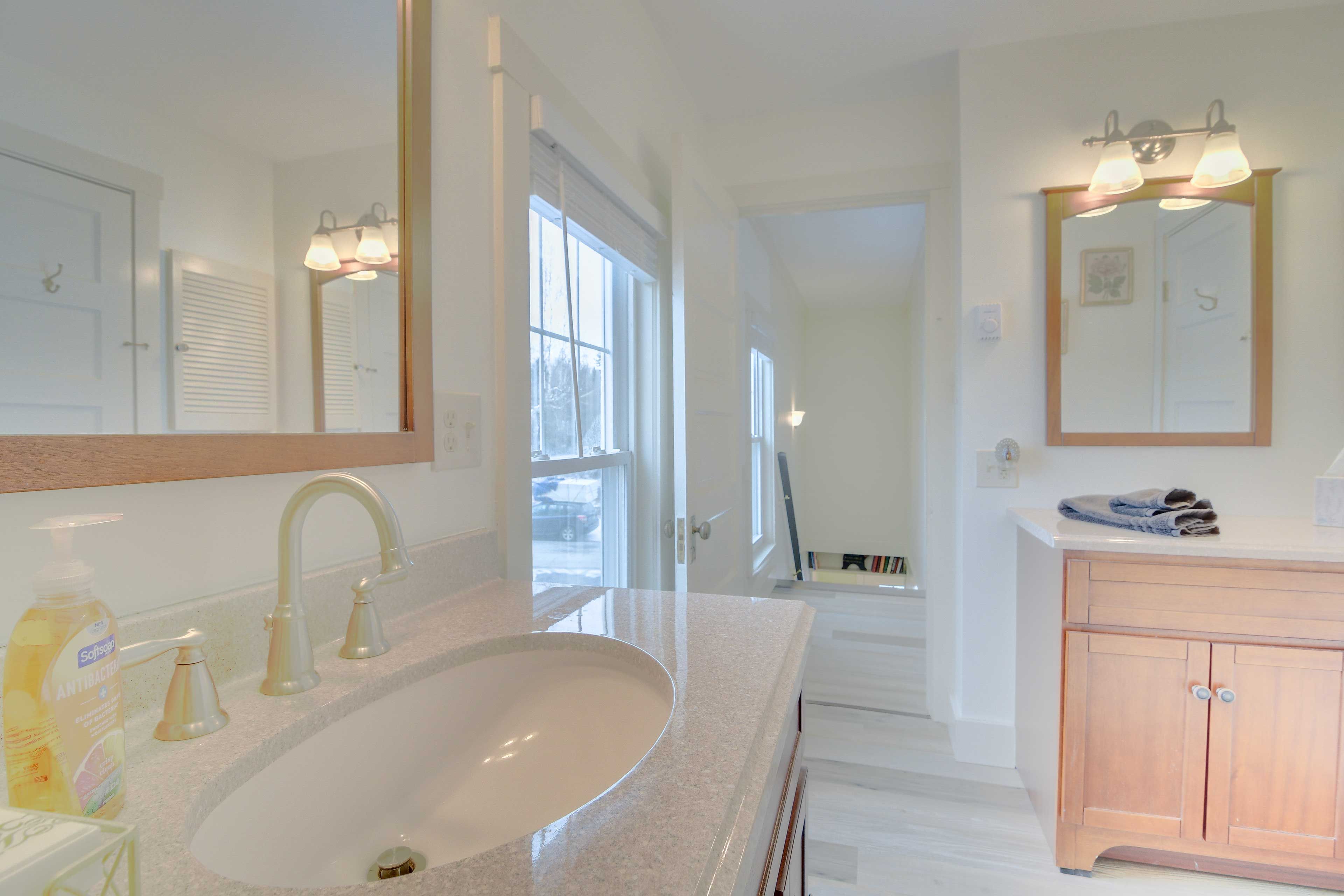 Full Bathroom | 2nd Floor | Complimentary Toiletries | Hair Dryer