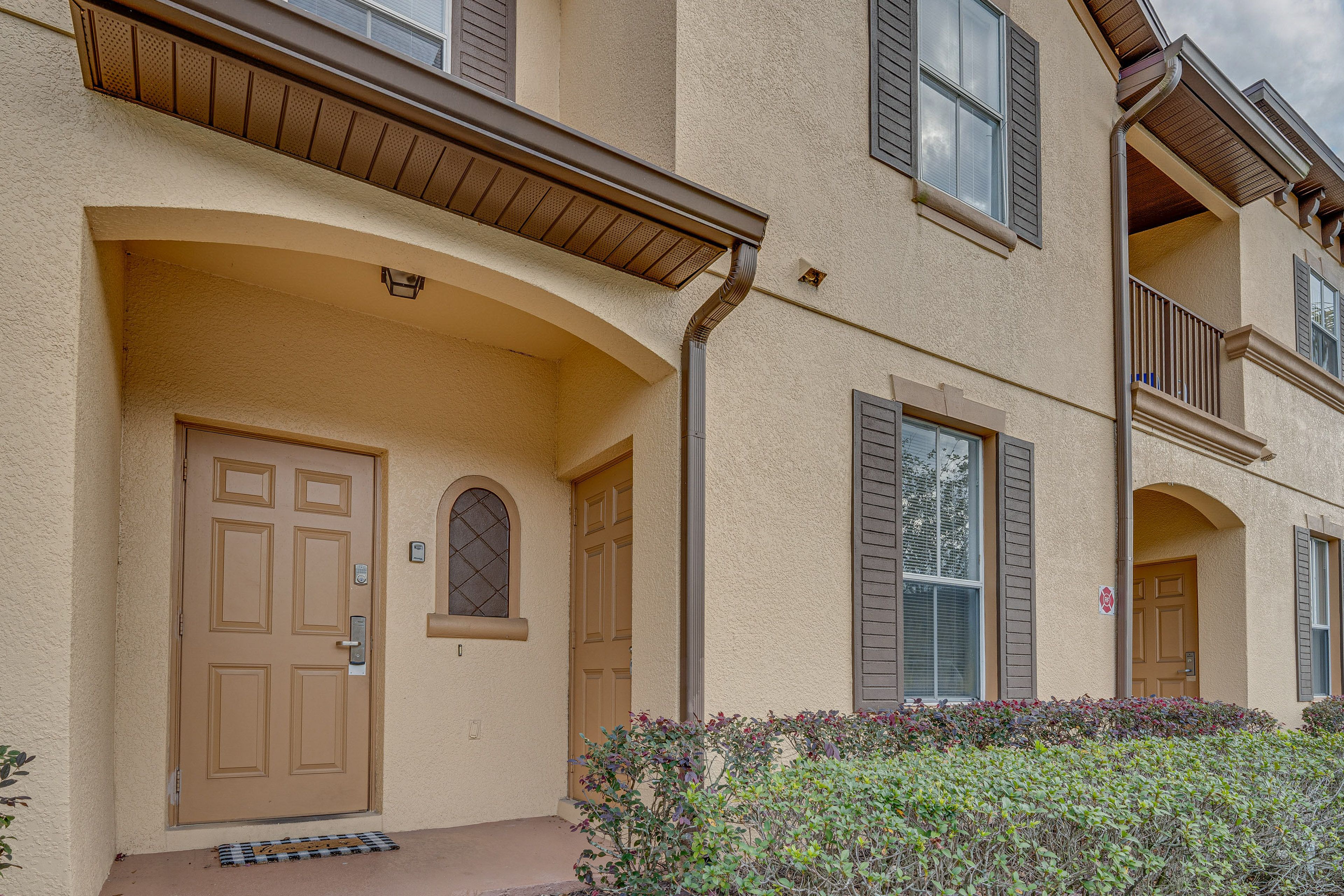 Property Exterior | Driveway (2 Vehicles, Included in Resort Fee)