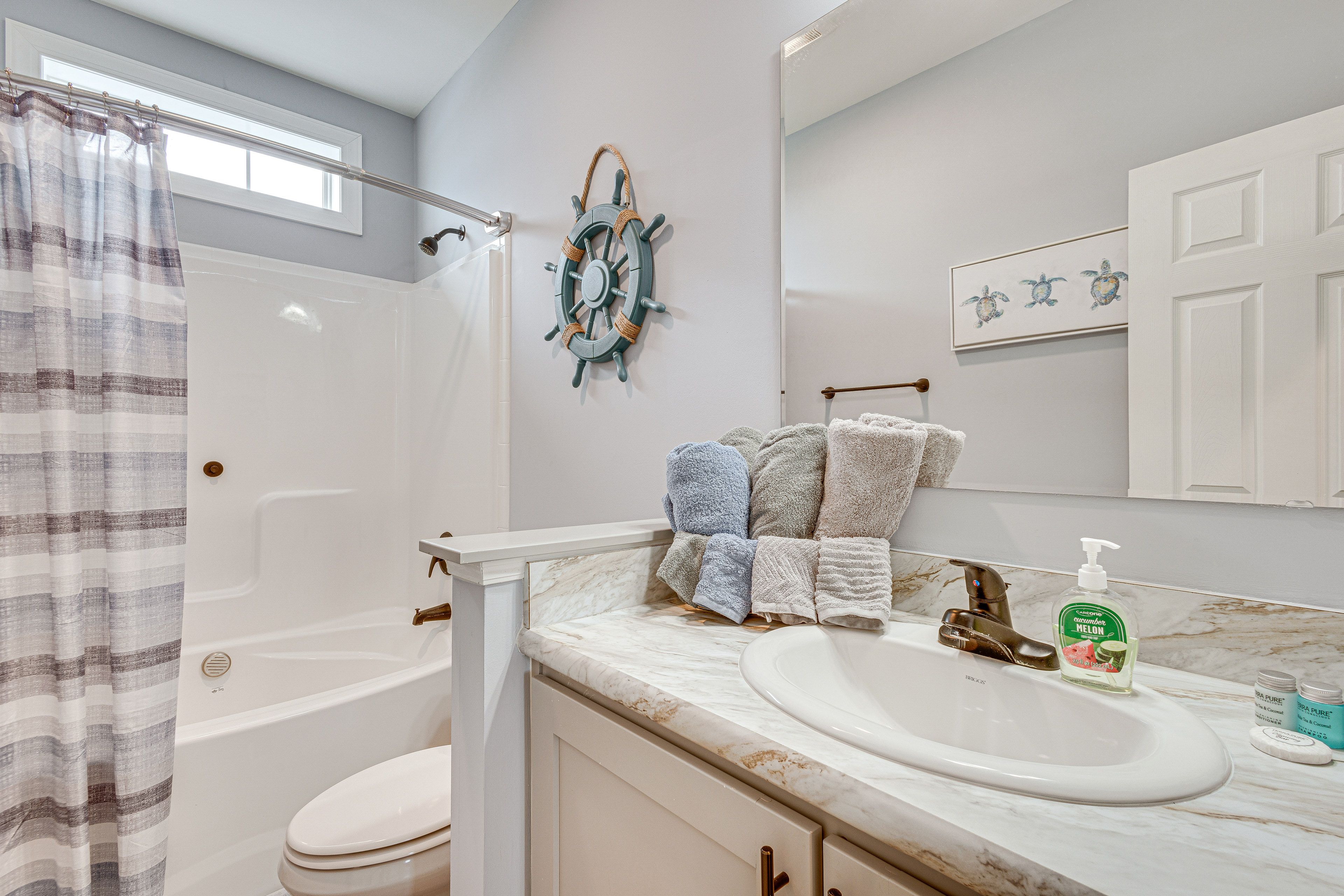 Full Bathroom | Towels Provided