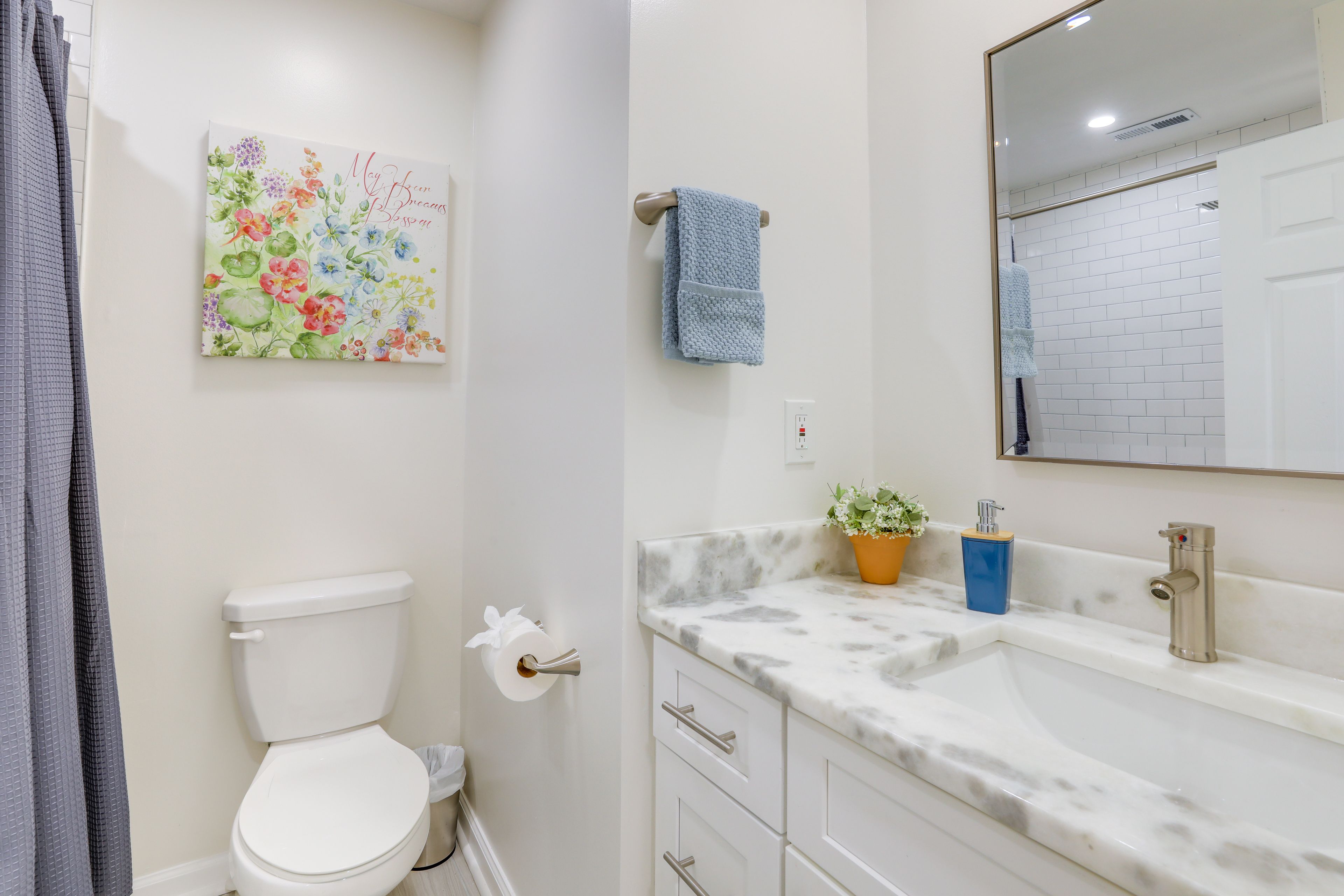 Full Bathroom | 2nd Floor | Towels Provided