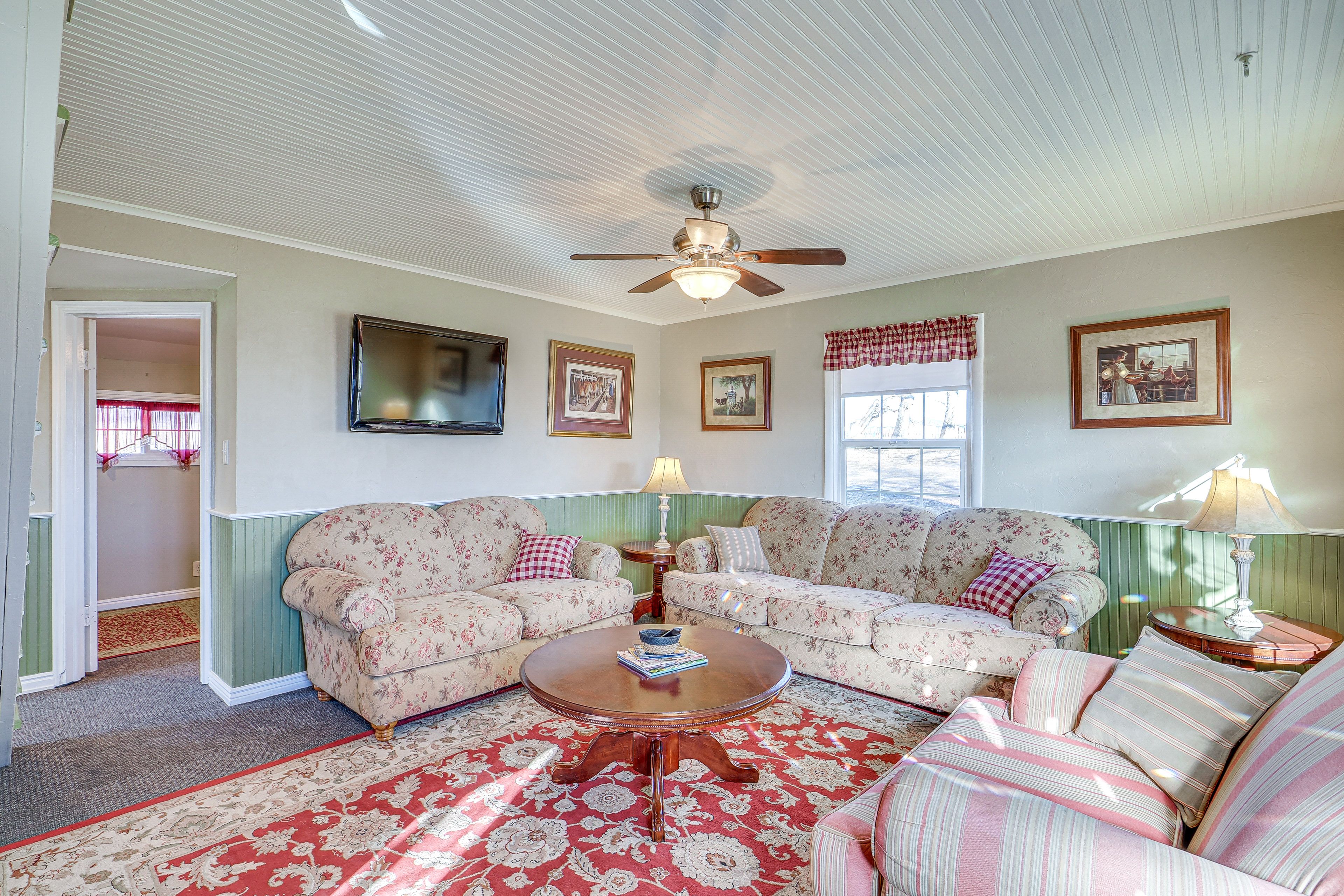 Living Room | Flat-Screen TV | Fireplace | Electric Heating | Window A/C Unit
