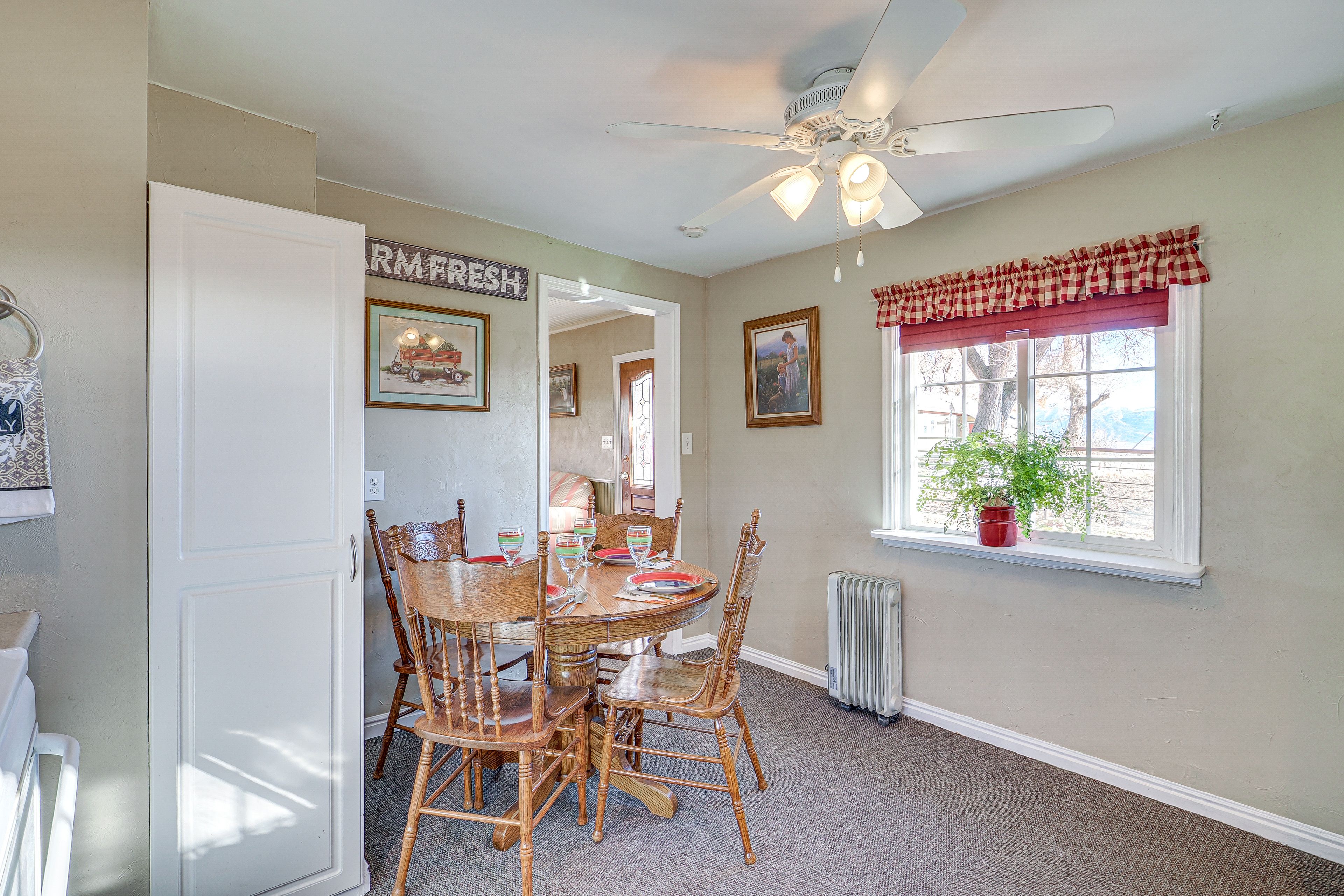 Dining Area | Dining Table | Dishware/Flatware | Ceiling Fans | Free WiFi