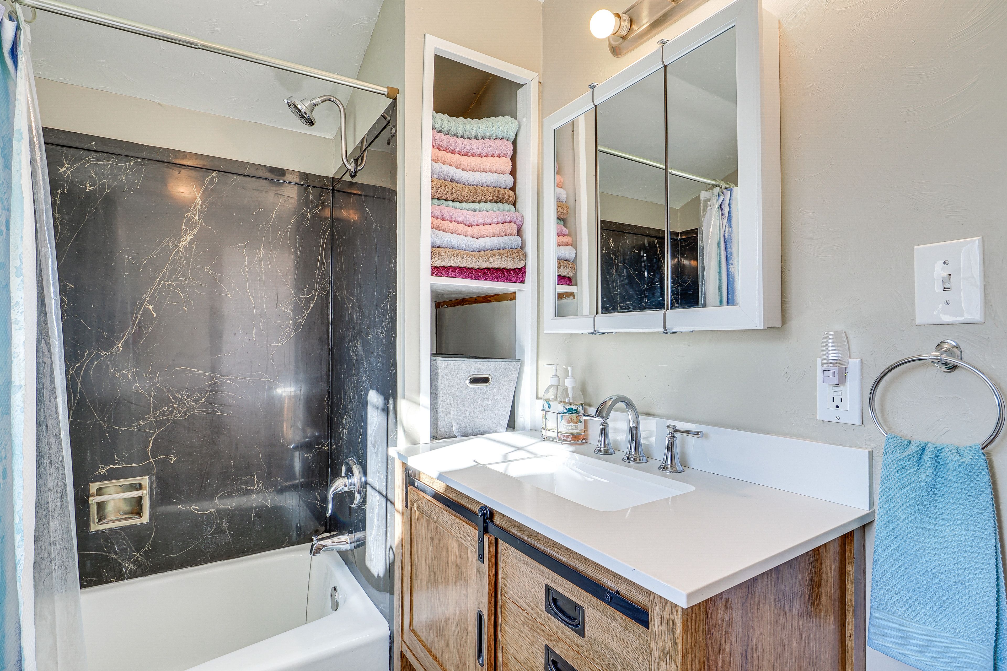 Full Bathroom | Complimentary Toiletries | Towels Provided | Washer/Dryer