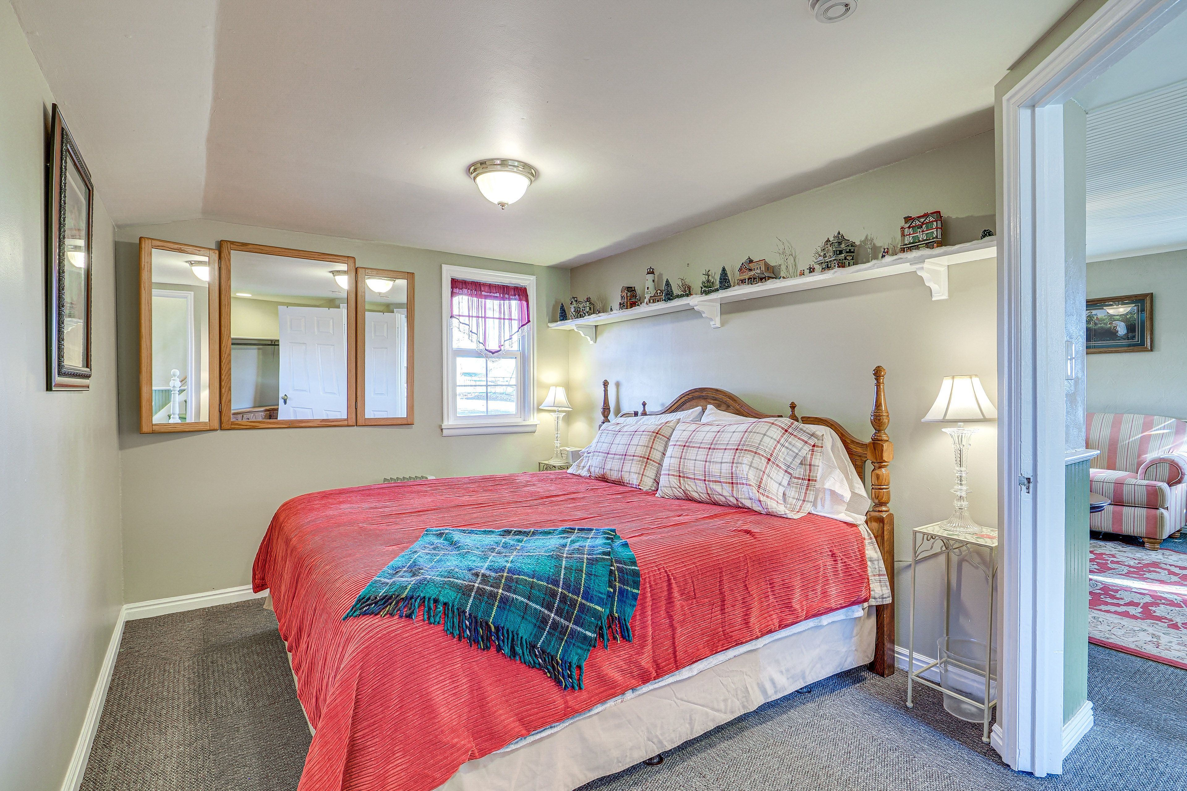 Bedroom | King Bed | Linens Provided