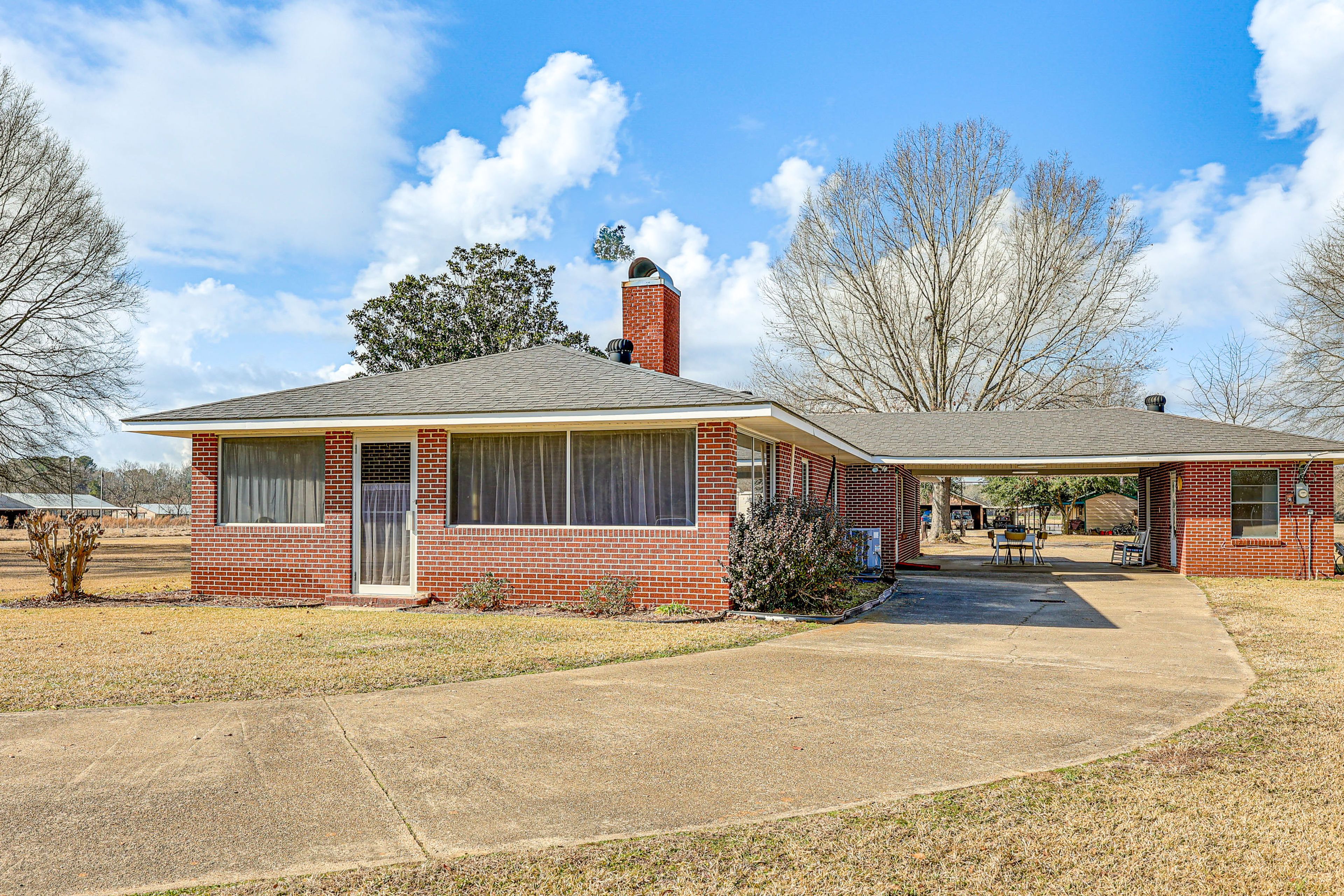 Property Exterior | Driveway (6 Vehicles) | Trailer Parking Allowed