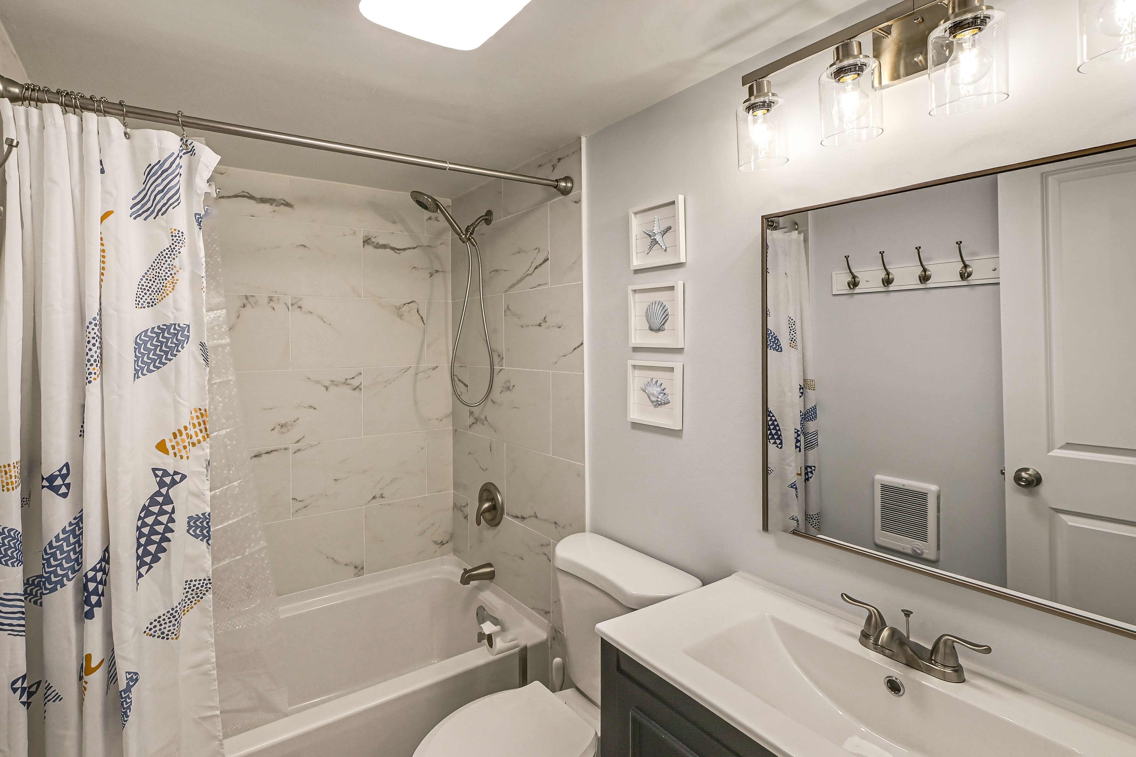 Full Bathroom | Towels Provided | Complimentary Toiletries