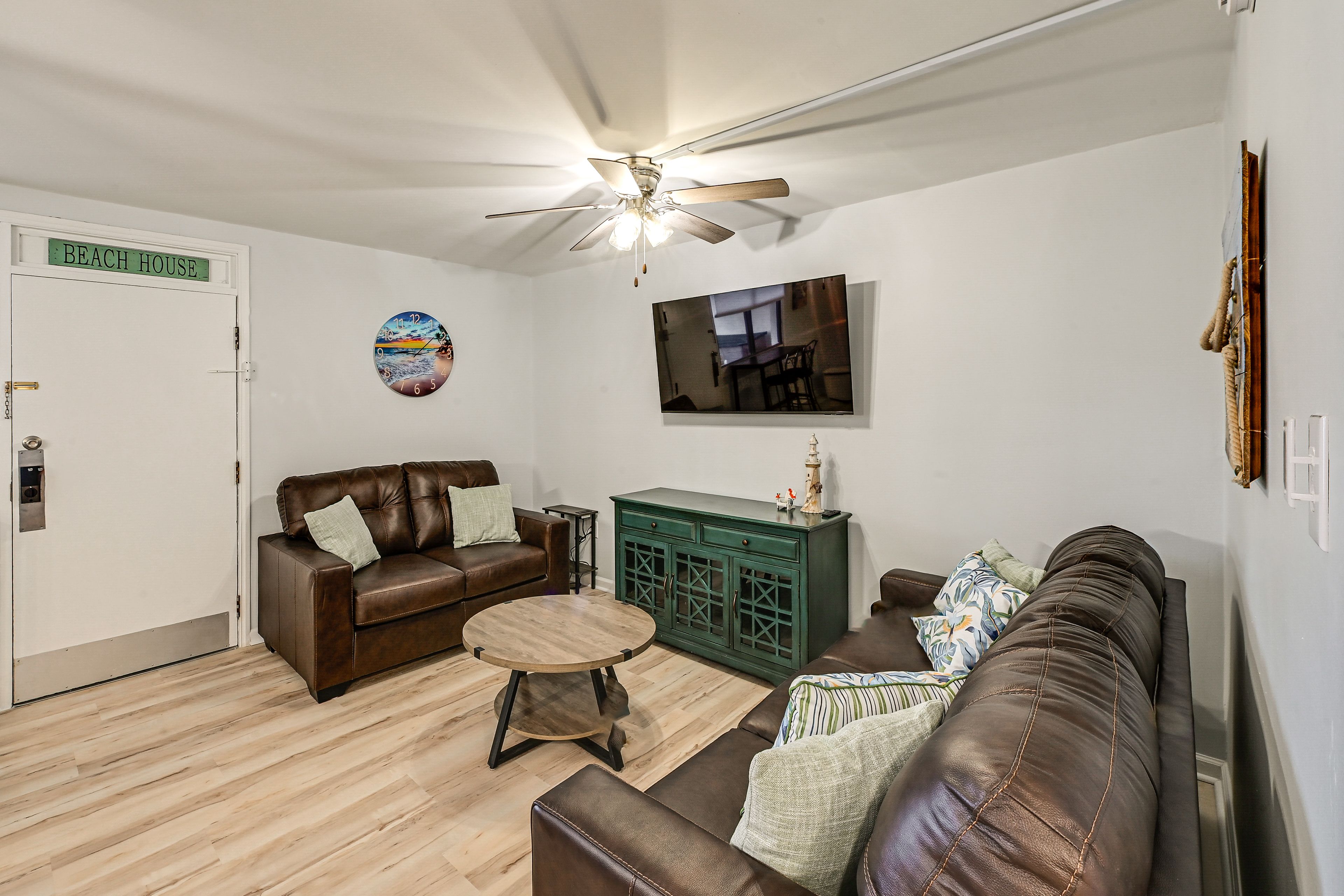 Living Room | Flat-Screen TV | Queen Sleeper Sofa | Free WiFi