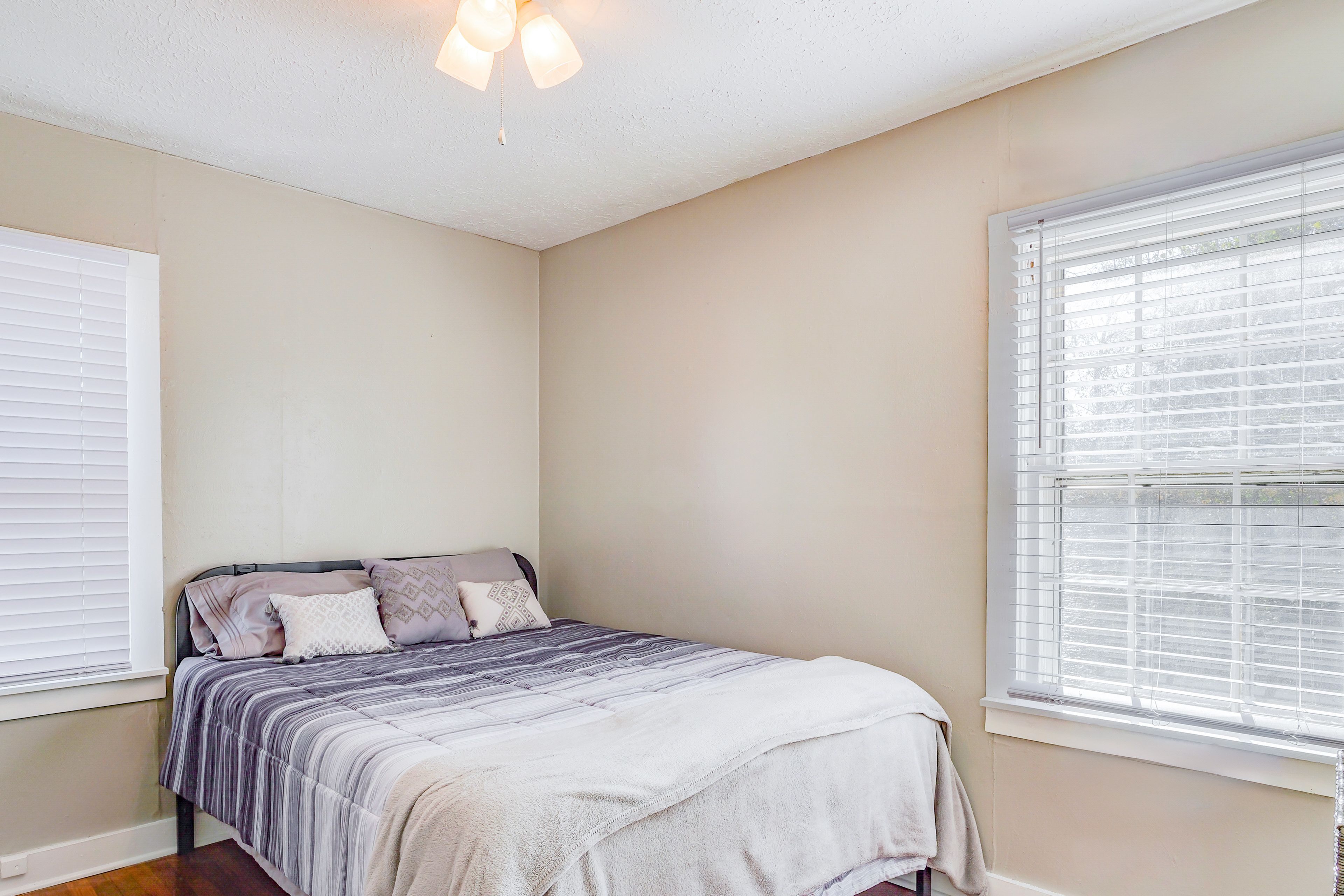 Bedroom 2 | Queen Bed