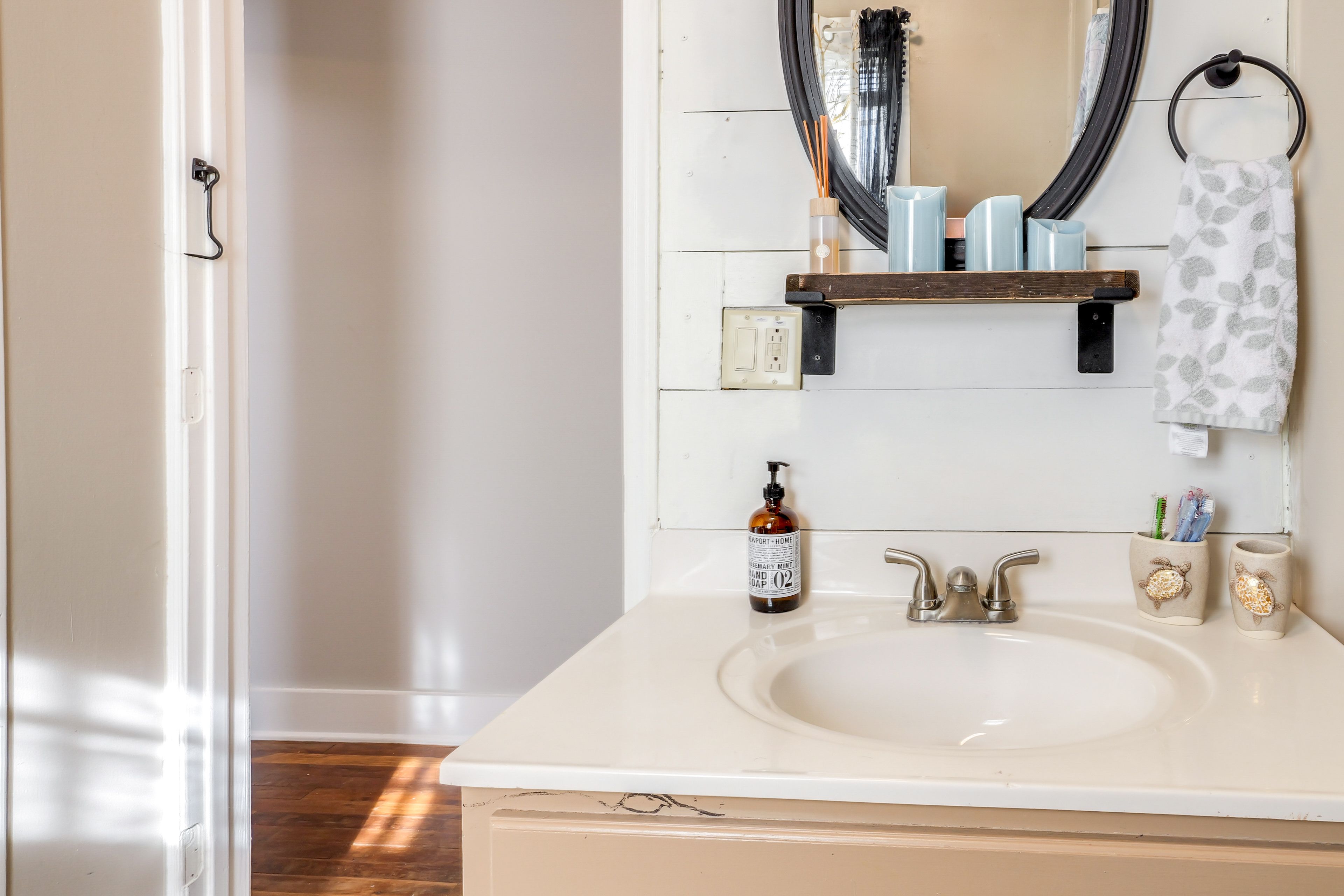 Full Bathroom | Complimentary Toiletries | Towels Provided