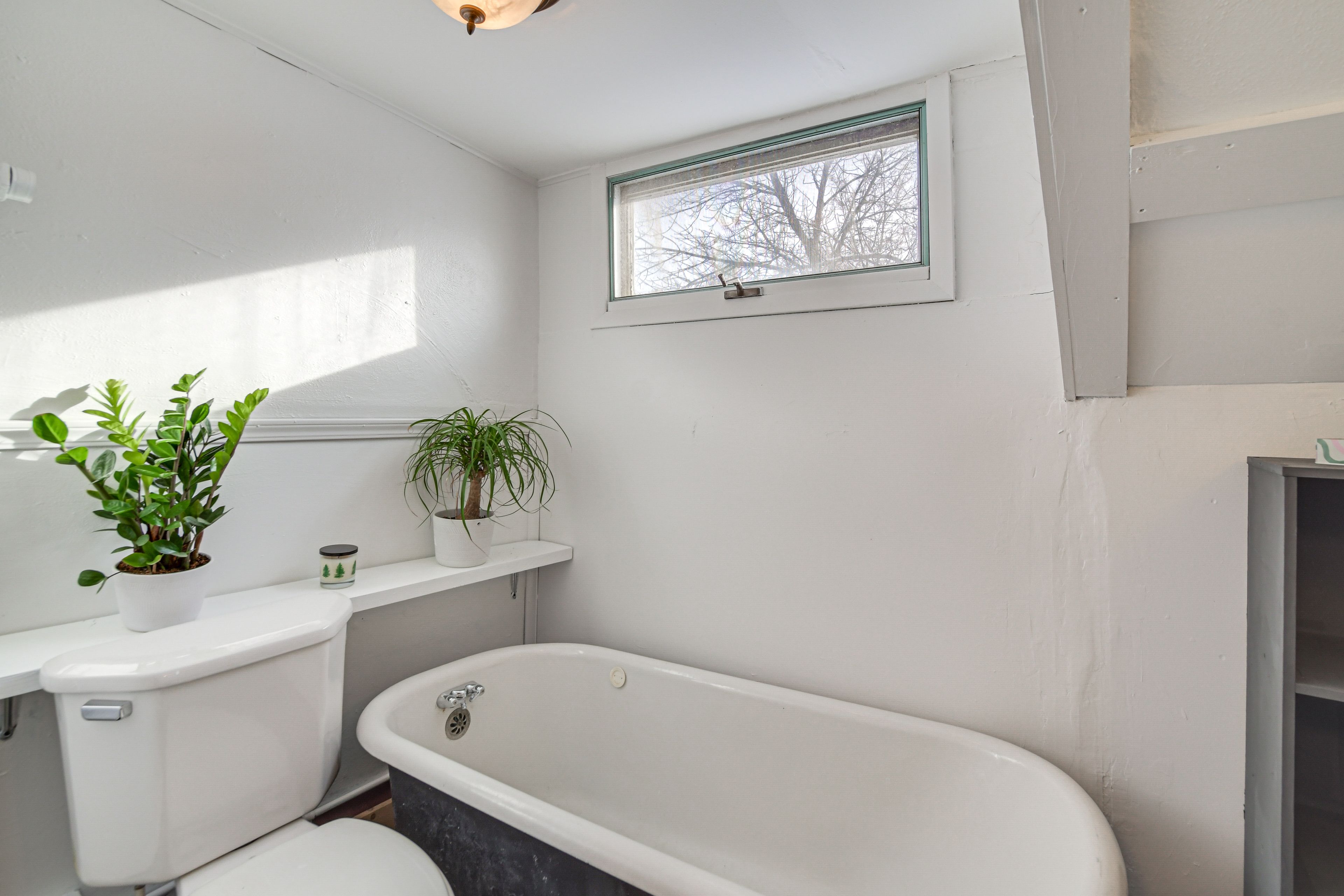 Full Bathroom | Complimentary Toiletries | 2nd Floor