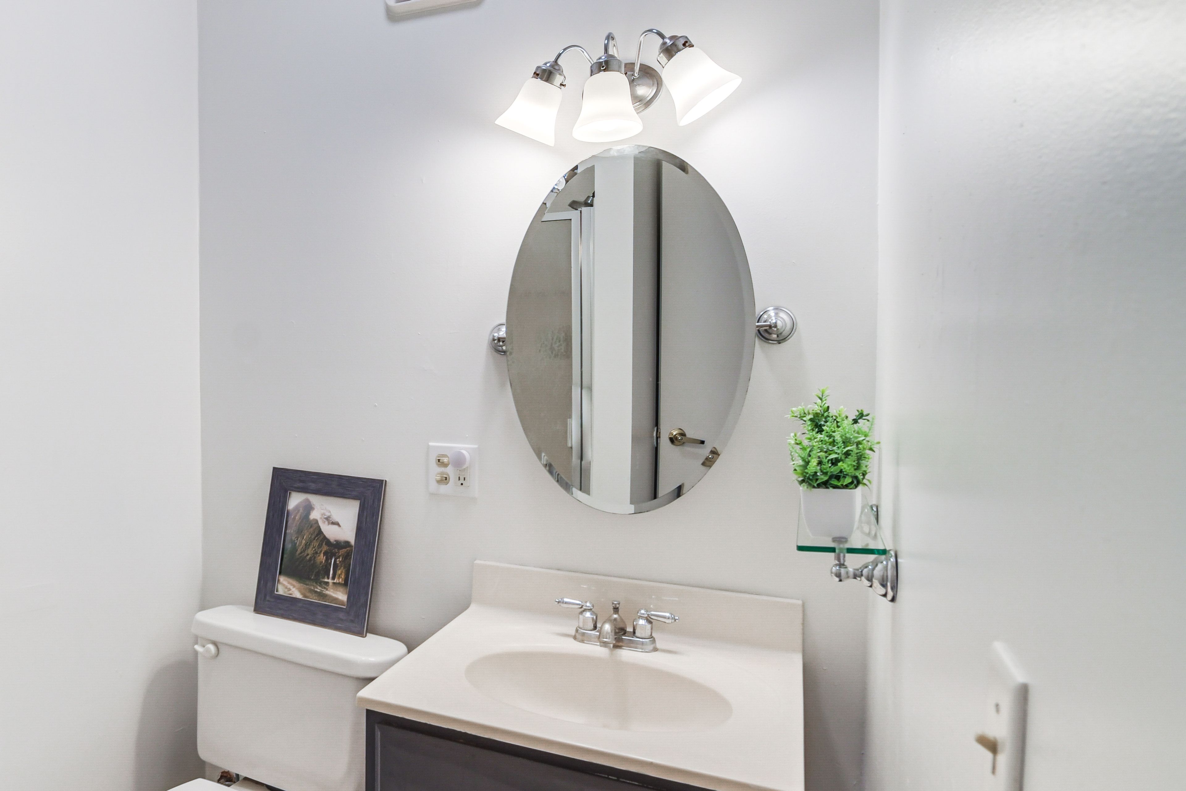 Full Bathroom | Shower | Towels Provided | 1st Floor