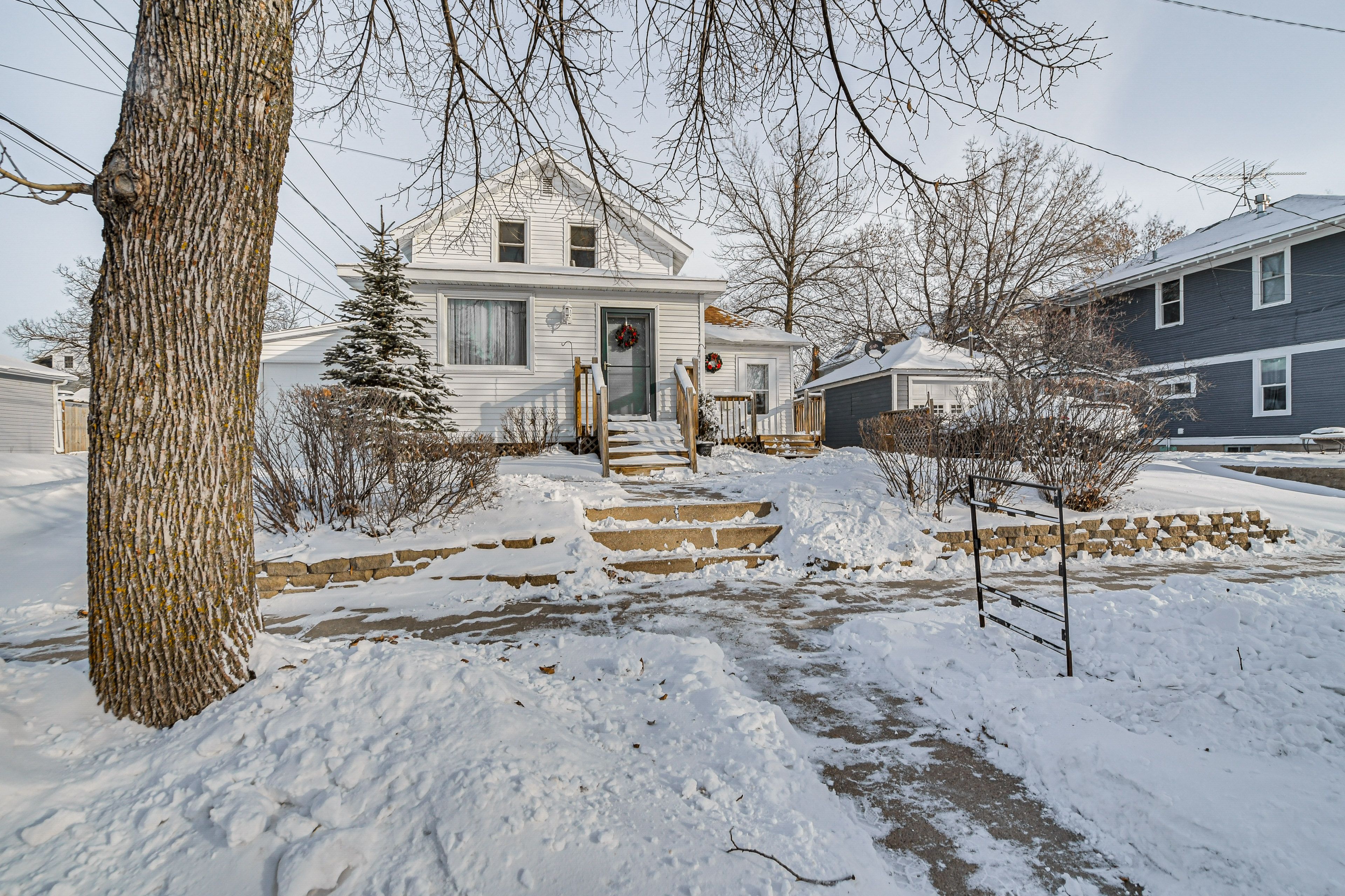Crookston Vacation Rental | 2BR | 2BA | 1,584 Sq Ft | Stairs Required