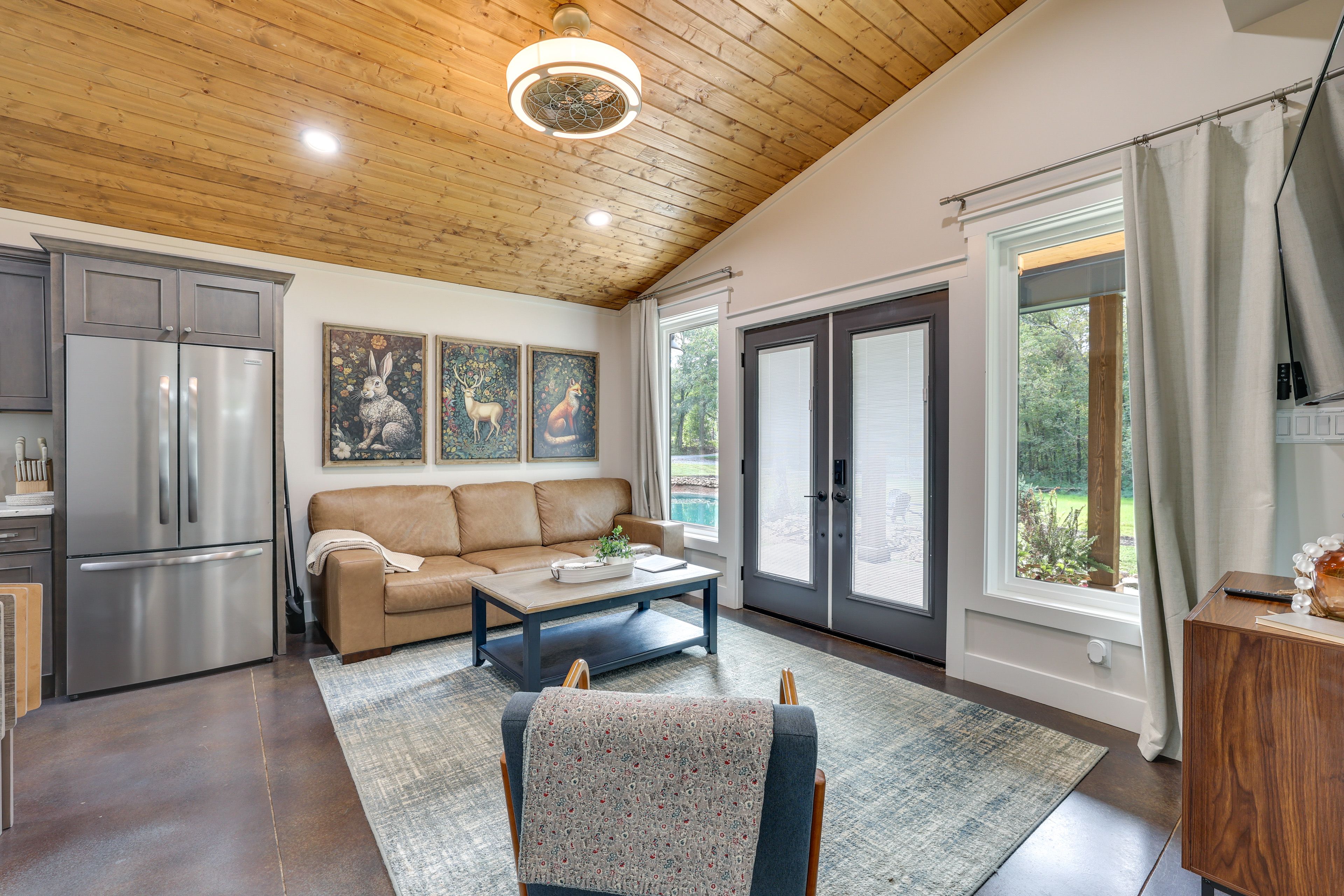 Living Room | Smart TV | Free WiFi | Central Air Conditioning/Heat