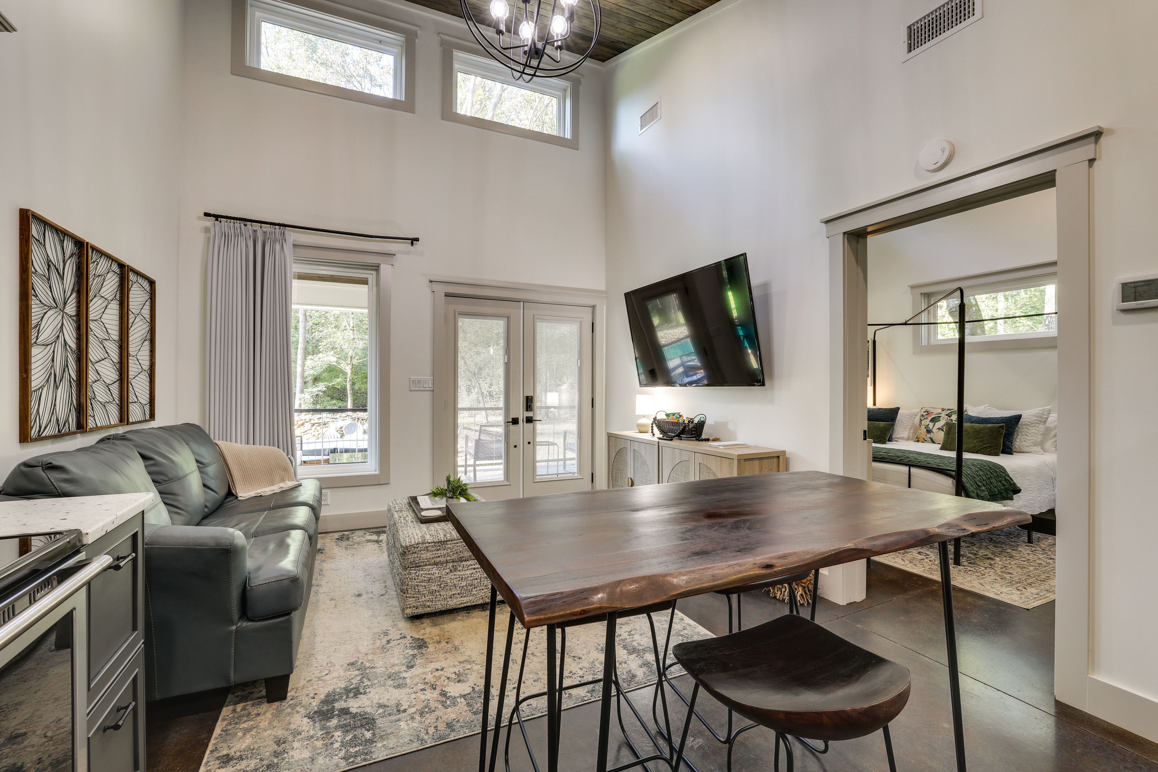 Dining Area | Dishware/Flatware Provided