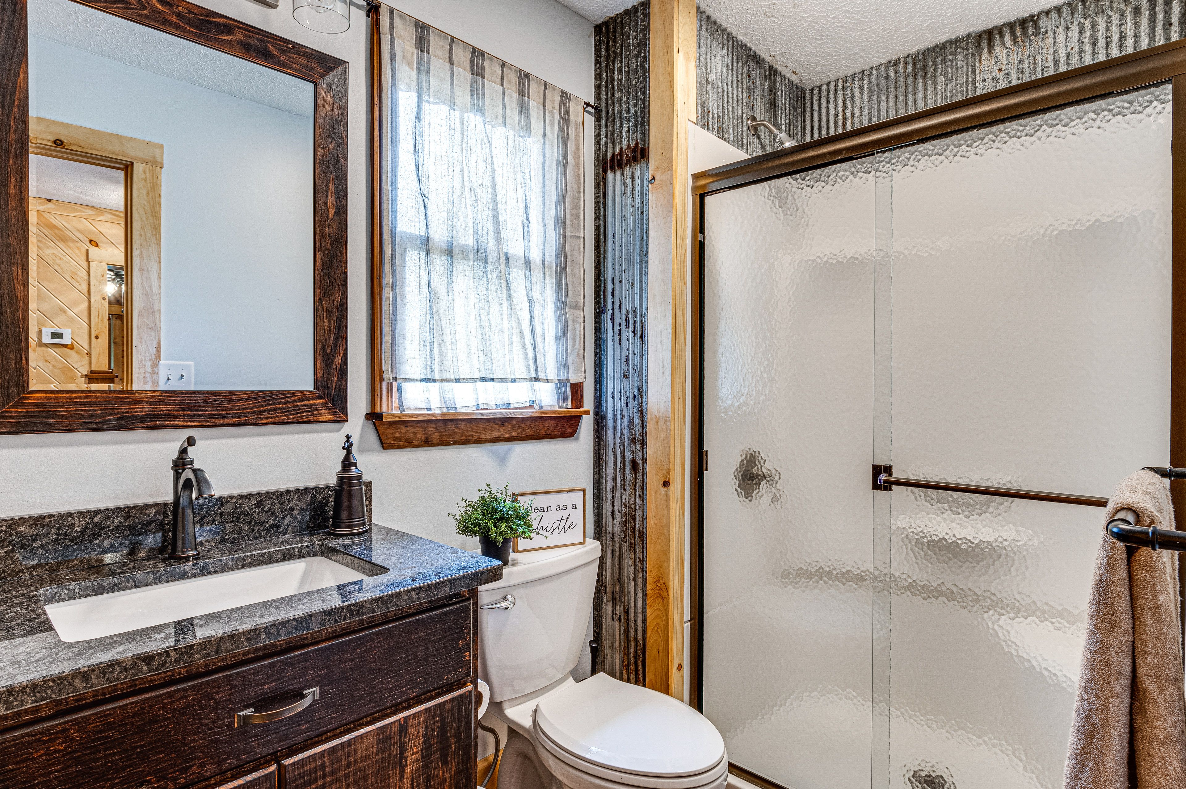 Full Bathroom | 1st Floor | Towels Provided