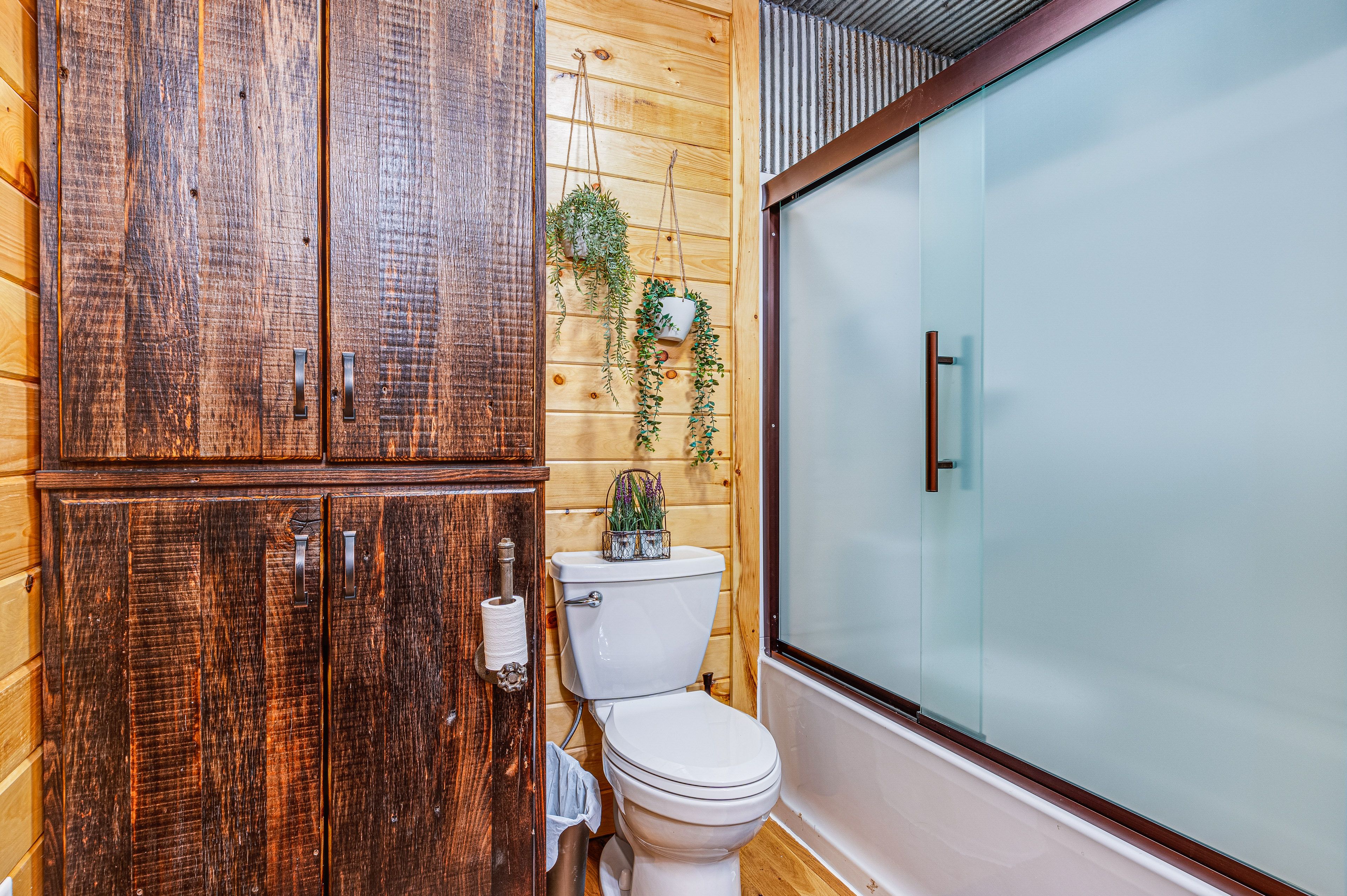 Full Bathroom | 2nd Floor | Complimentary Toiletries