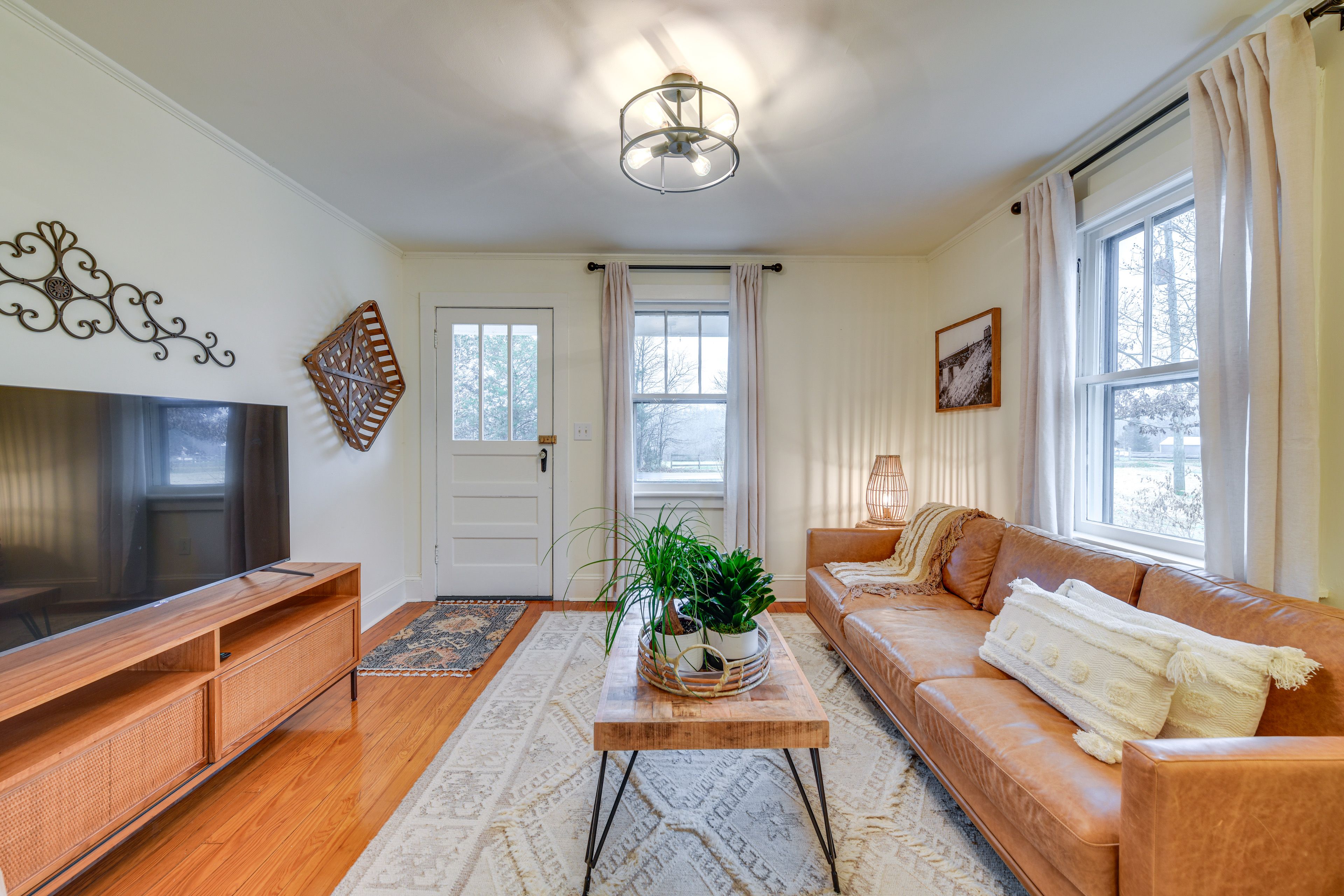 Living Room | Flat-Screen TV | Central Air Conditioning & Heating