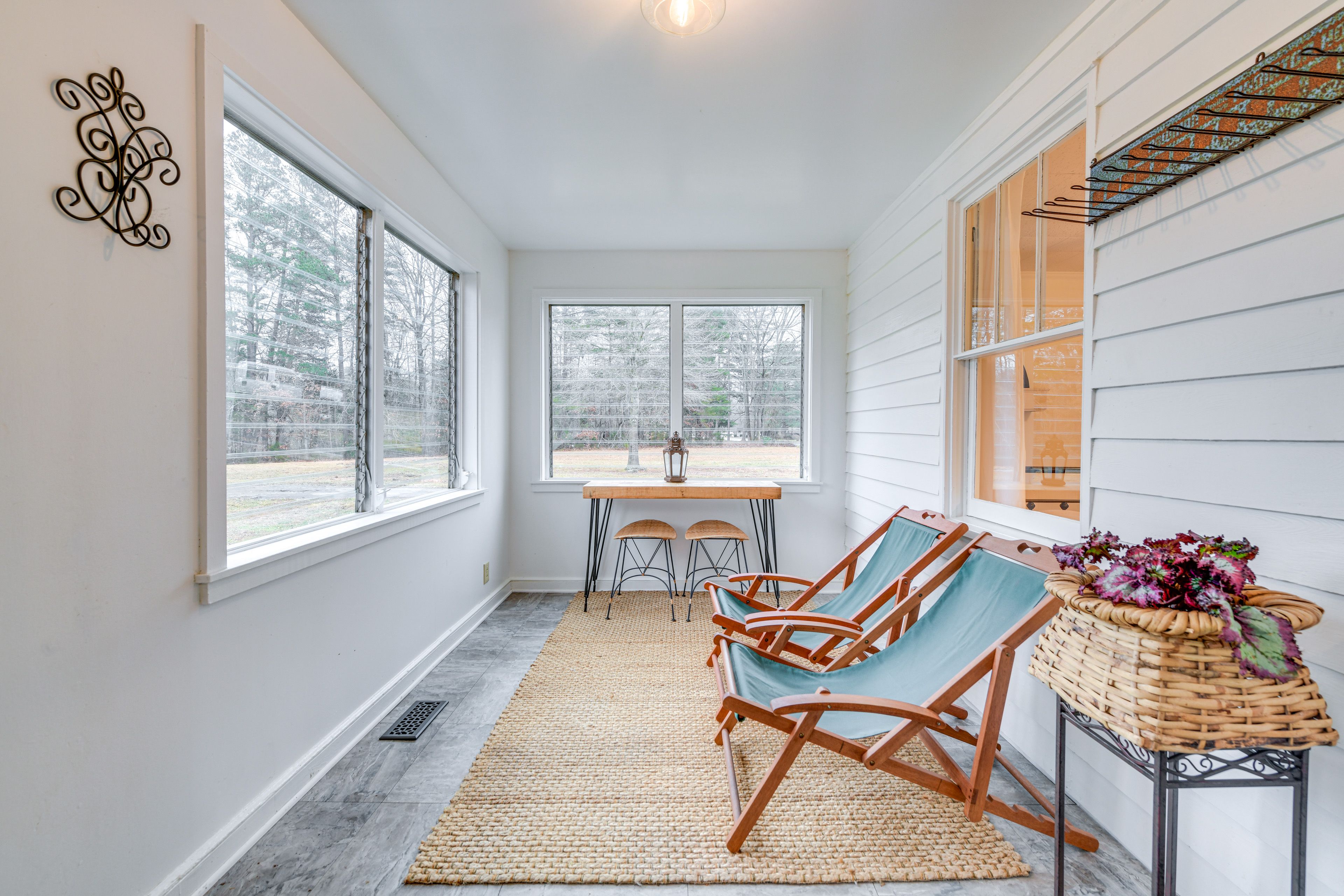 Entryway | Laptop-Friendly Workspace | Washer/Dryer | Free WiFi