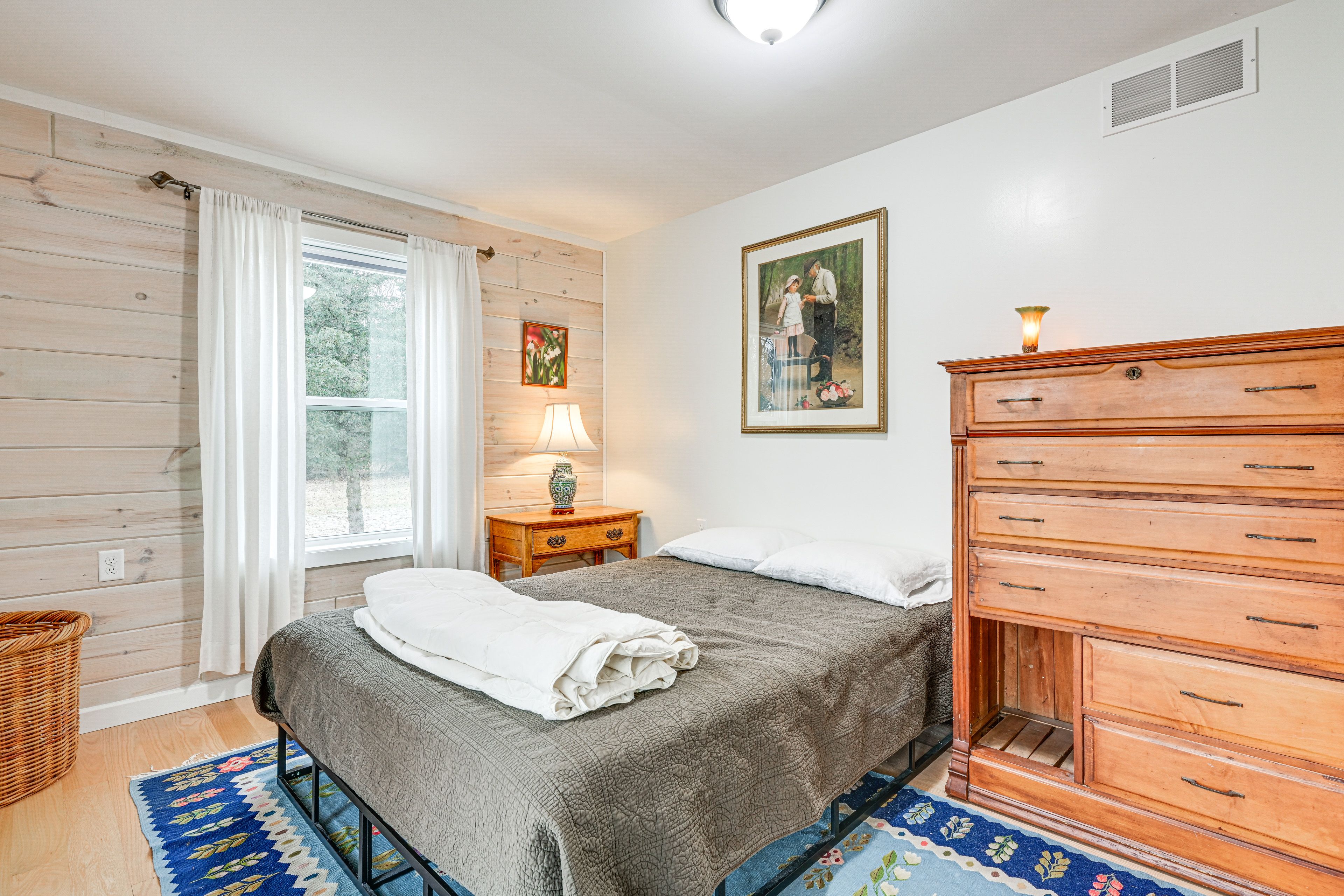 Bedroom 1 | Queen Bed | Walk-In Closet | Linens Provided