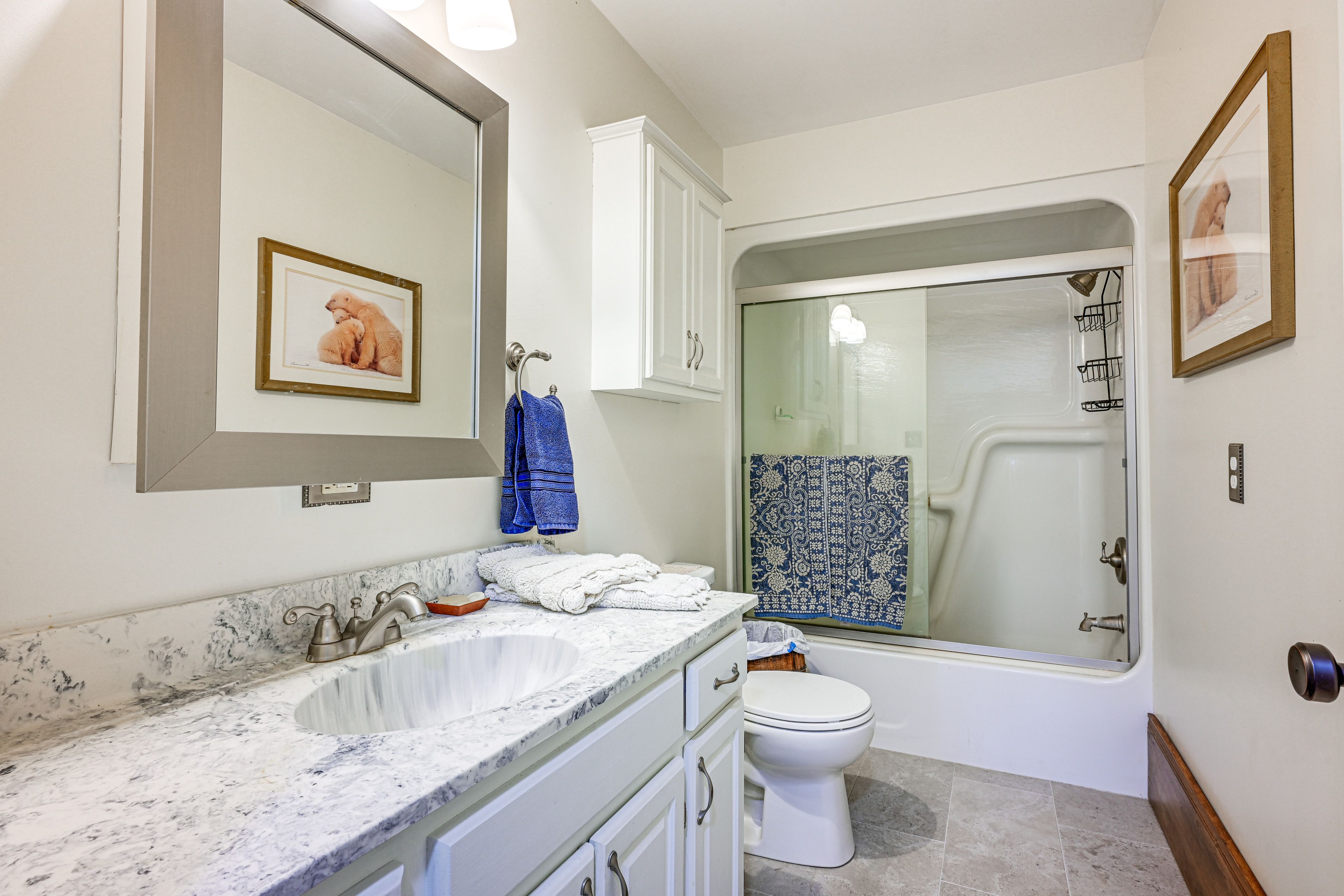 Full Bathroom | Towels Provided