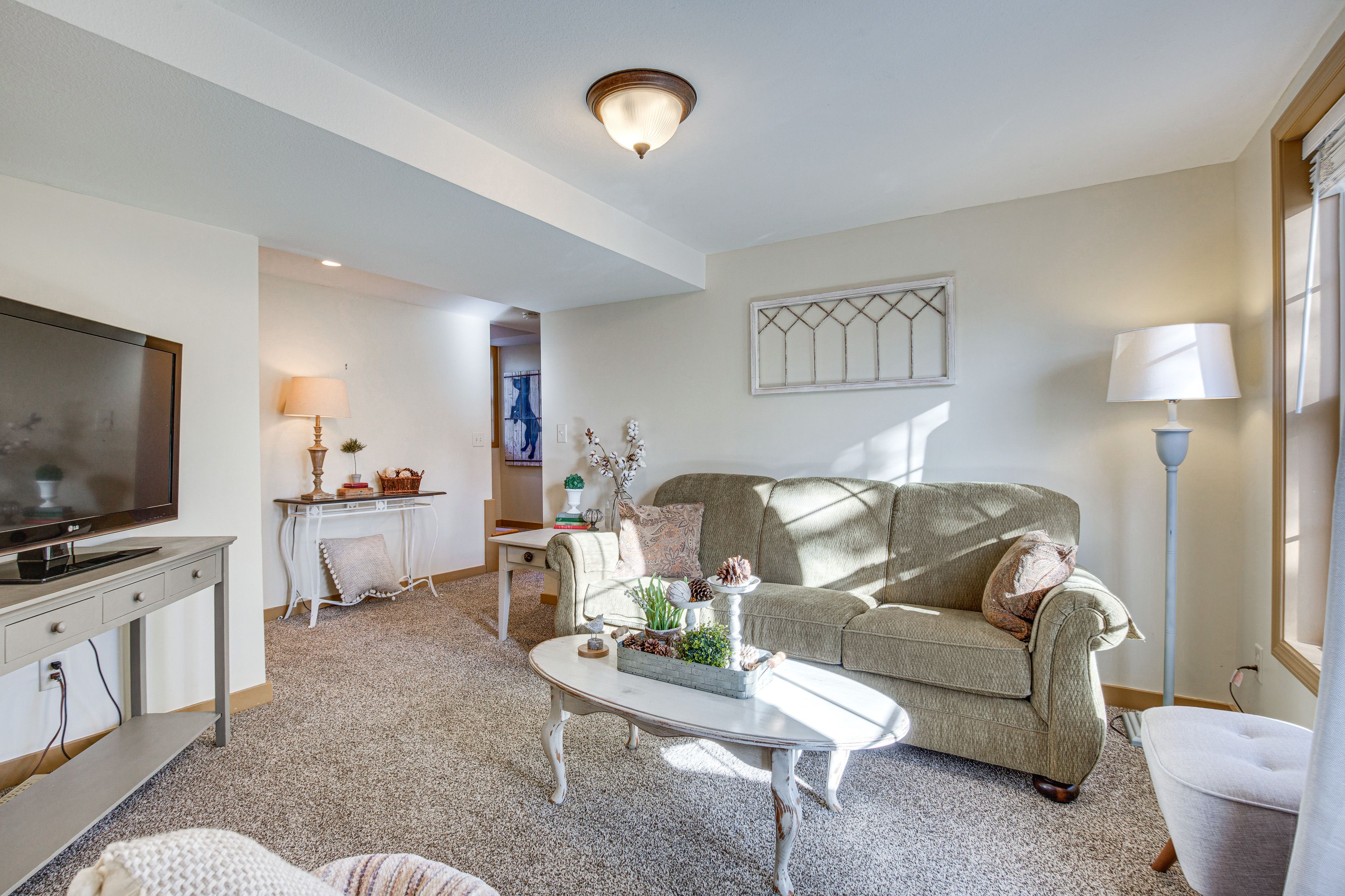 Living Room | Free WiFi | Central A/C & Heating