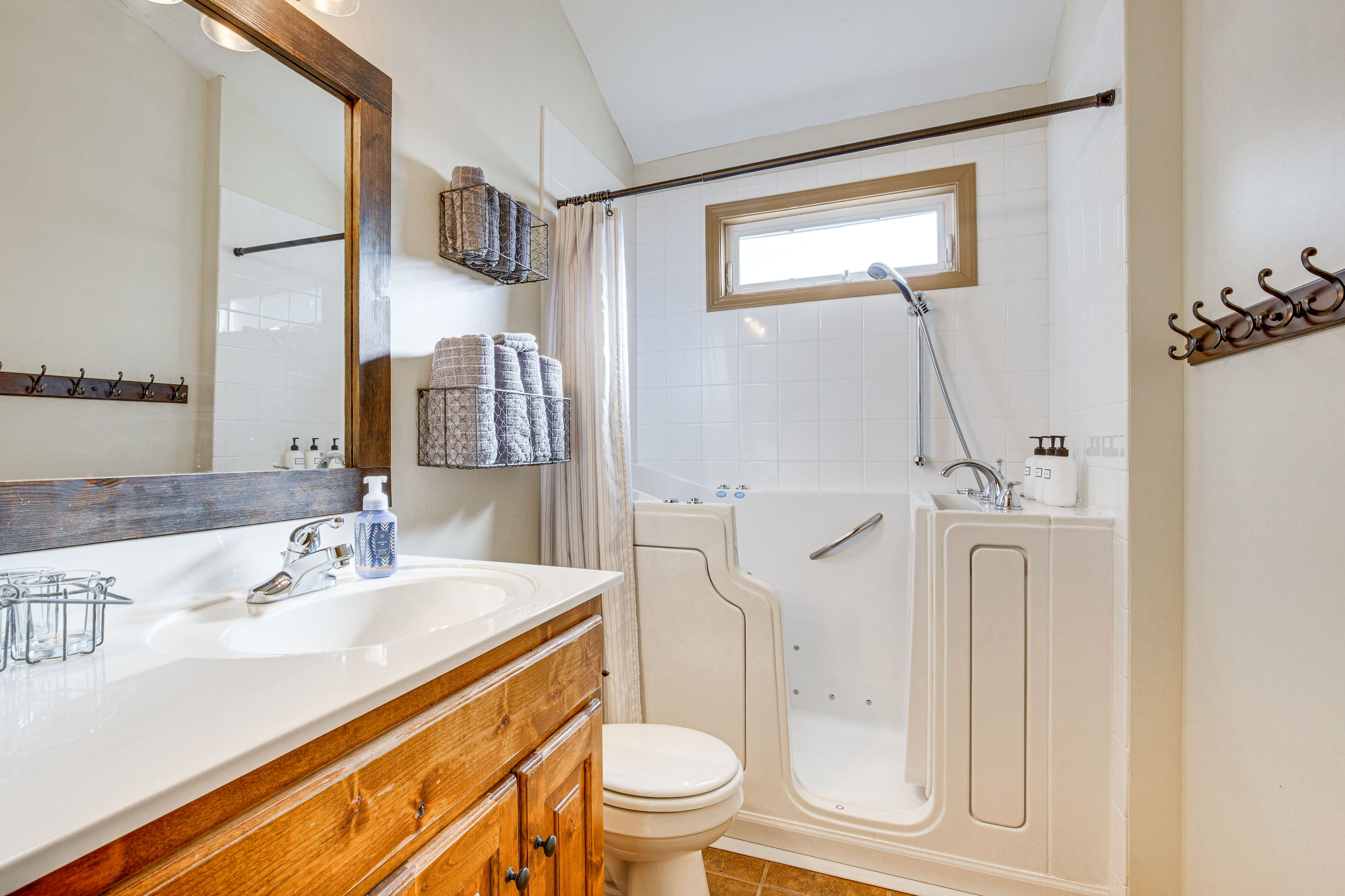 Full Bathroom | Towels Provided | Hair Dryer | Complimentary Toiletries