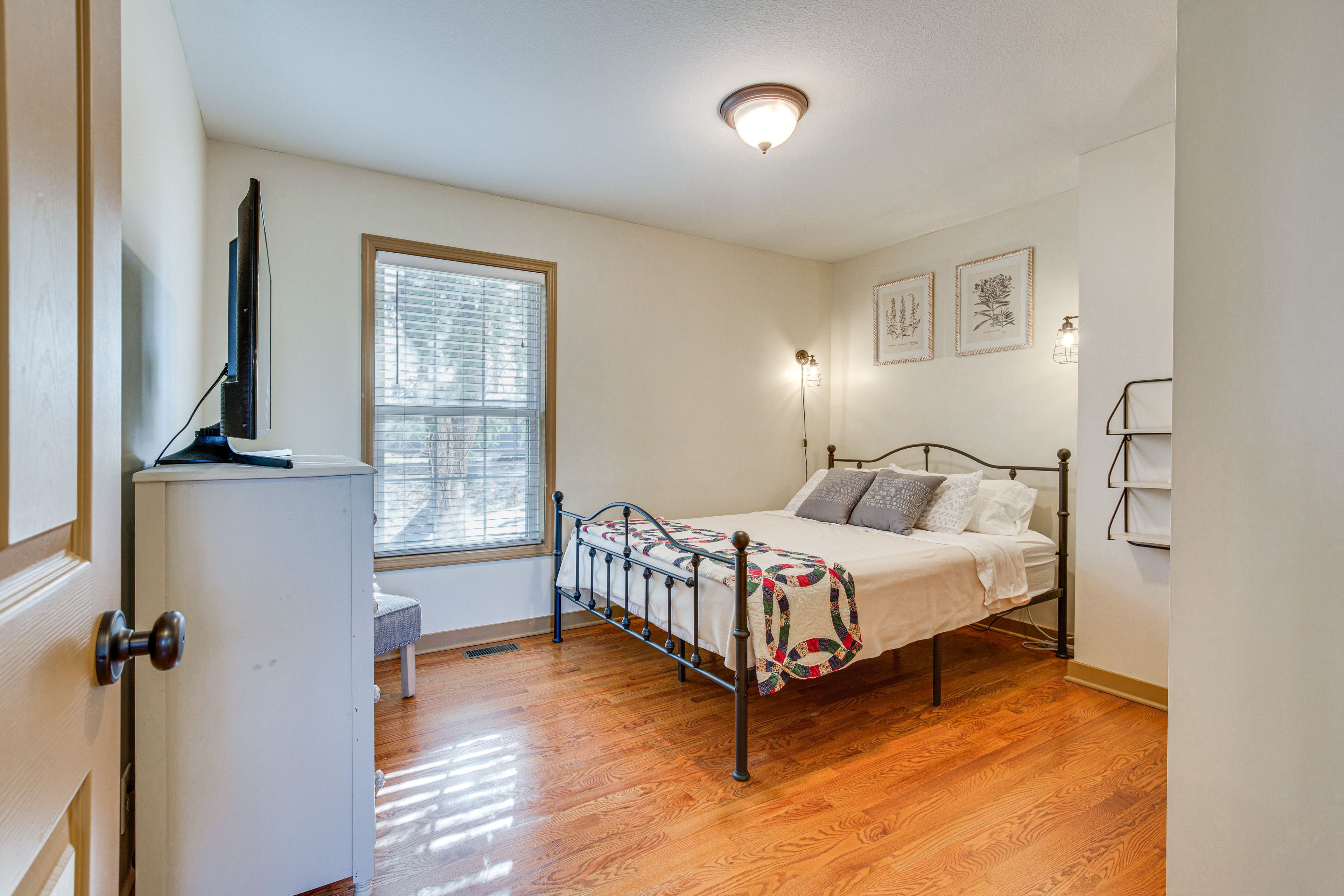 Bedroom 1 | Queen Bed | Linens Provided