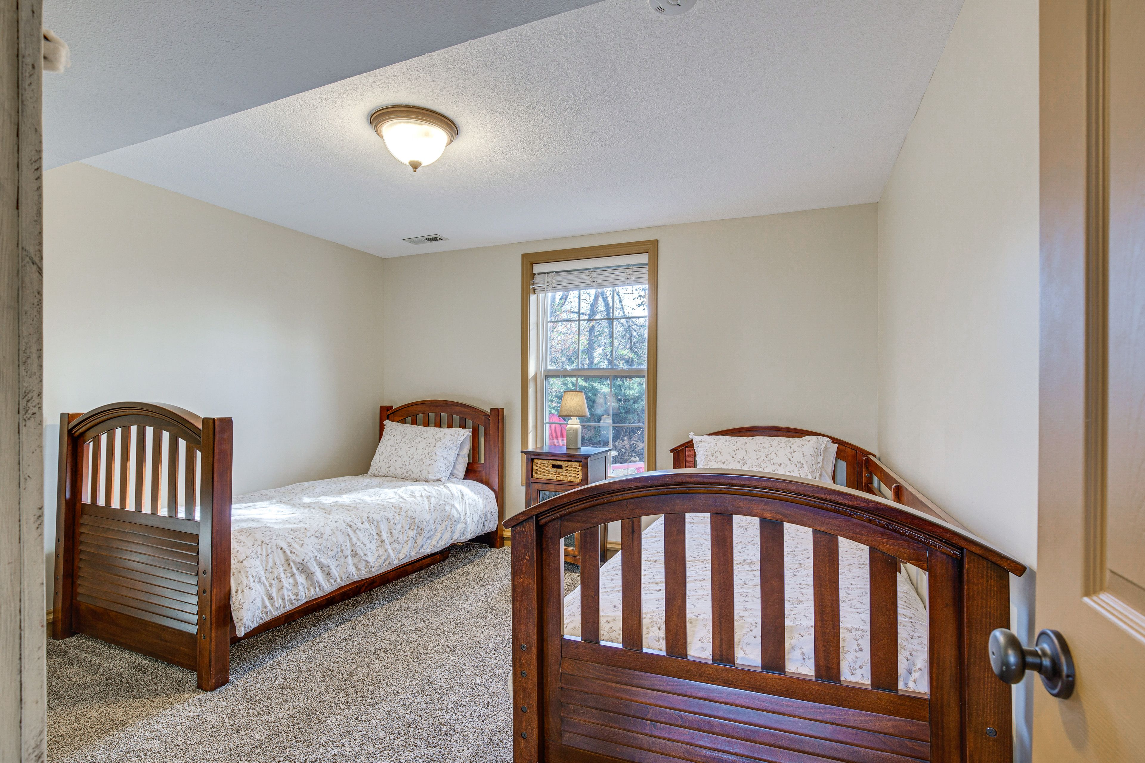 Bedroom 2 | 2 Twin Beds | Hangers | Board Games
