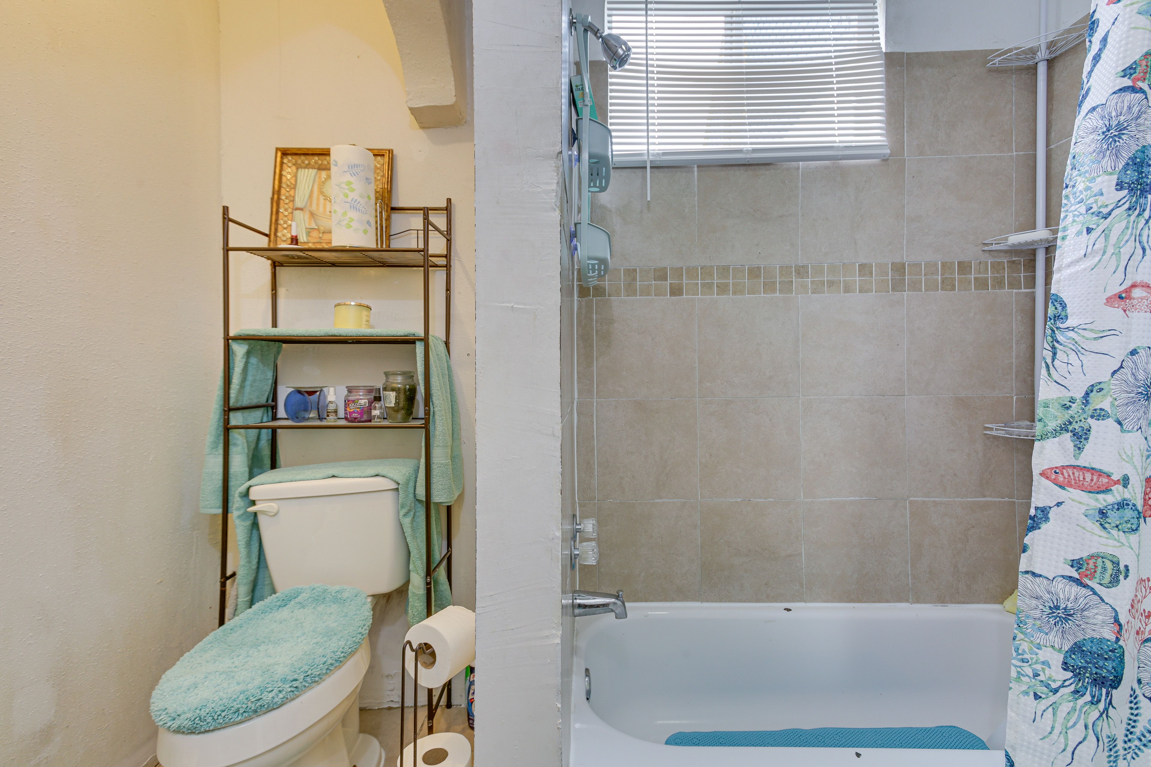 Full Bathroom | 1st Floor | Complimentary Toiletries