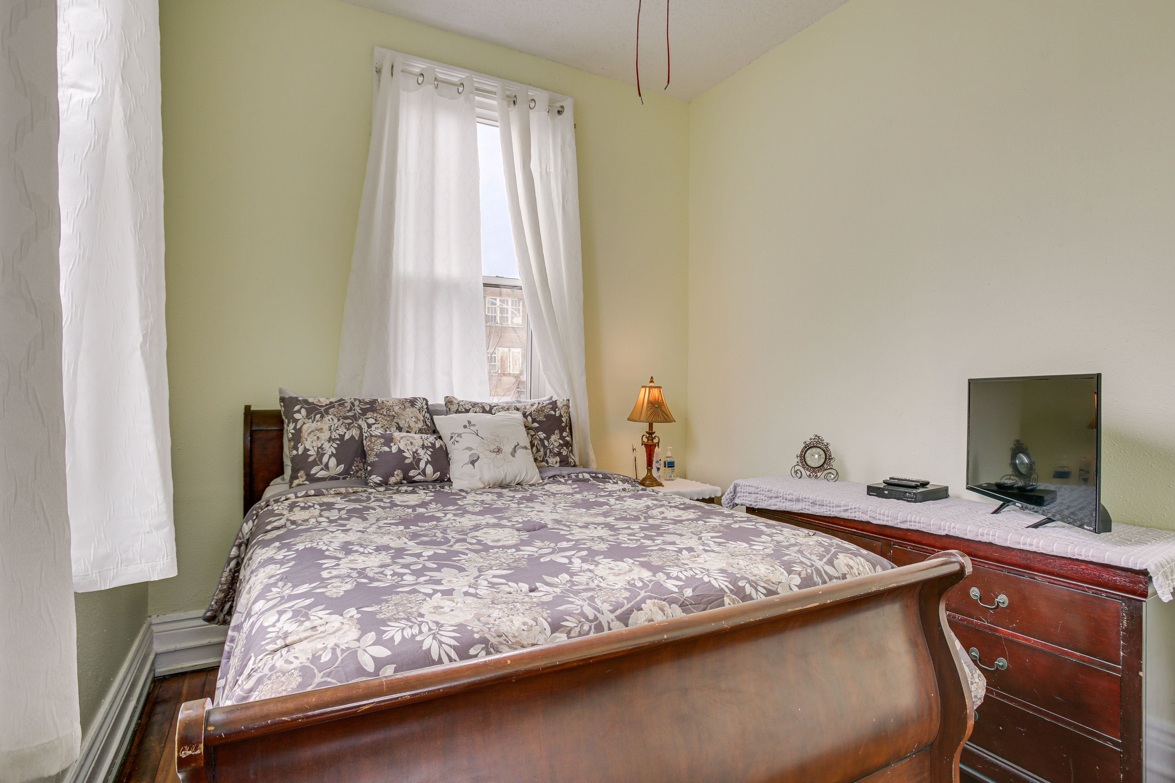 Bedroom 2 | 2nd Floor | Queen Bed