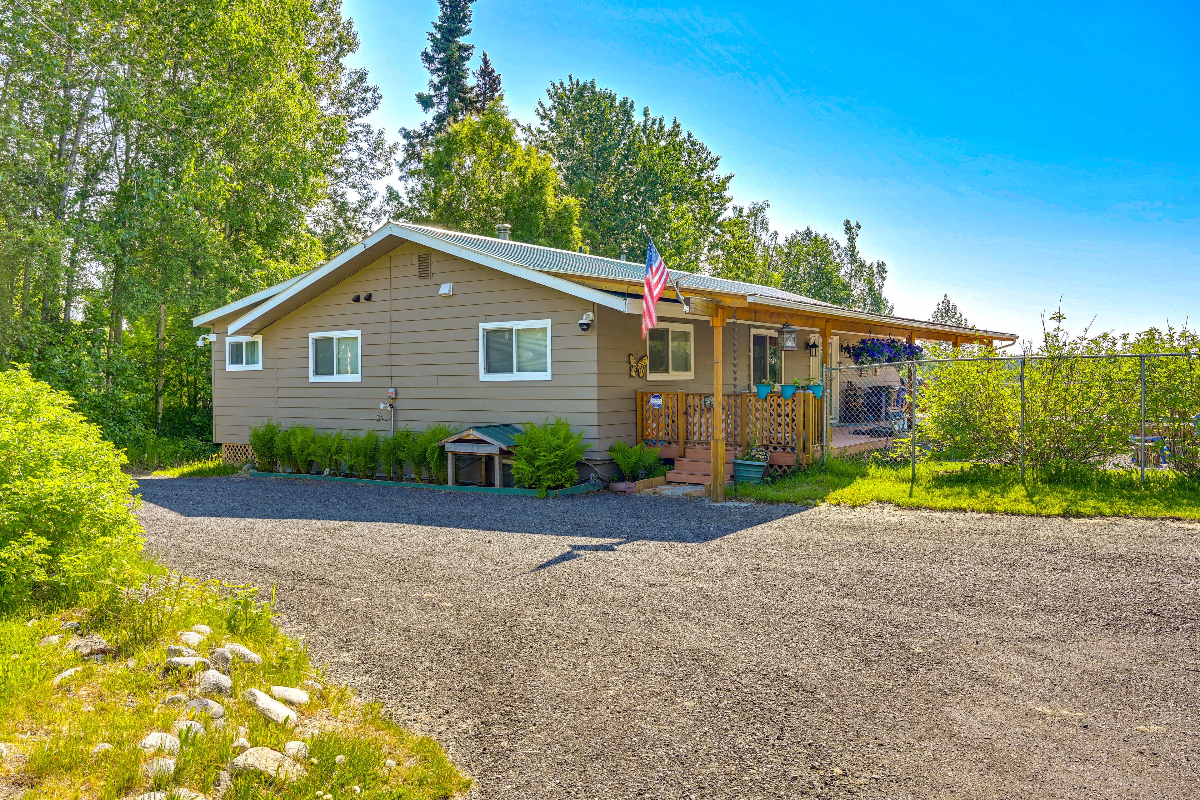Property Exterior | Driveway (10 Vehicles) | RV/Trailer Parking