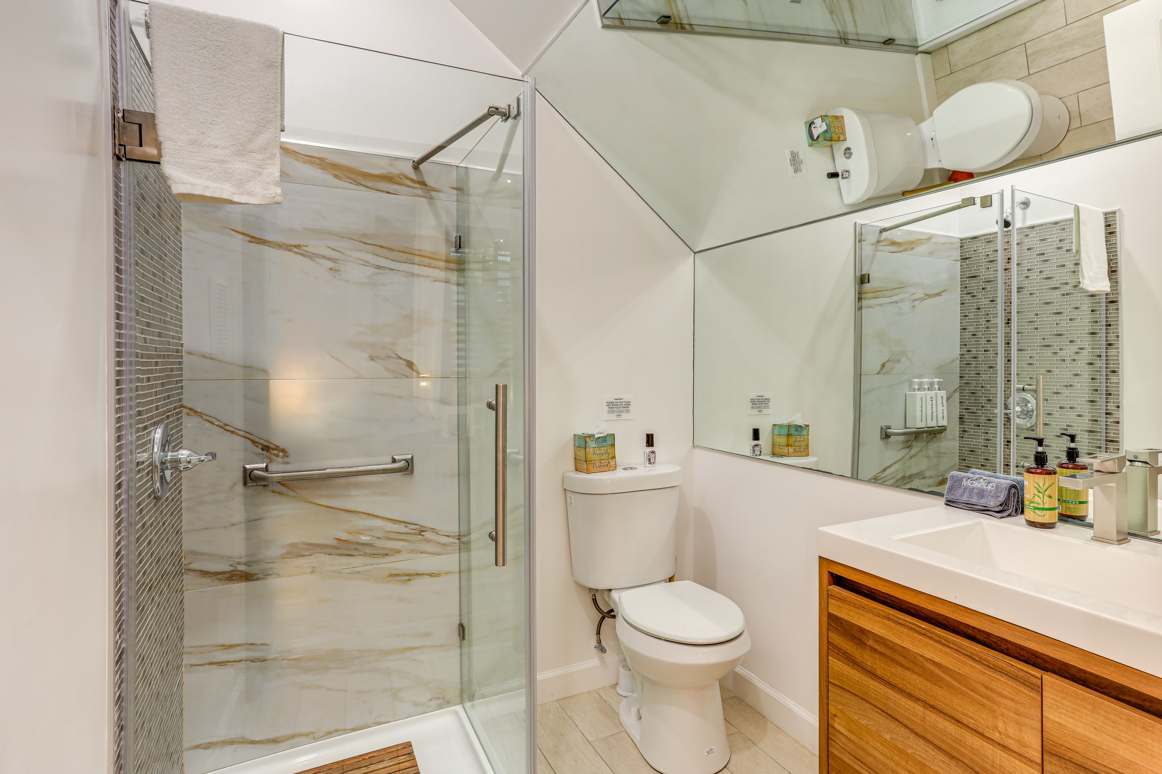 Full Bathroom | Complimentary Toiletries | Towels Provided