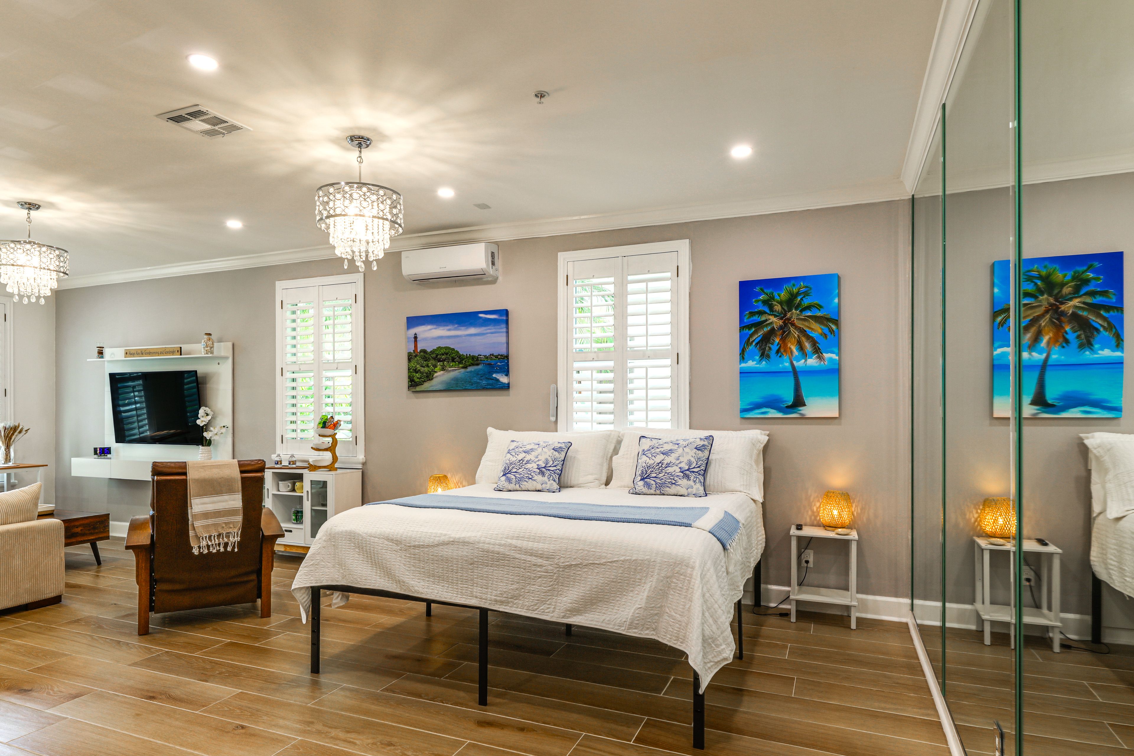 Studio | King Bed | Linens Provided