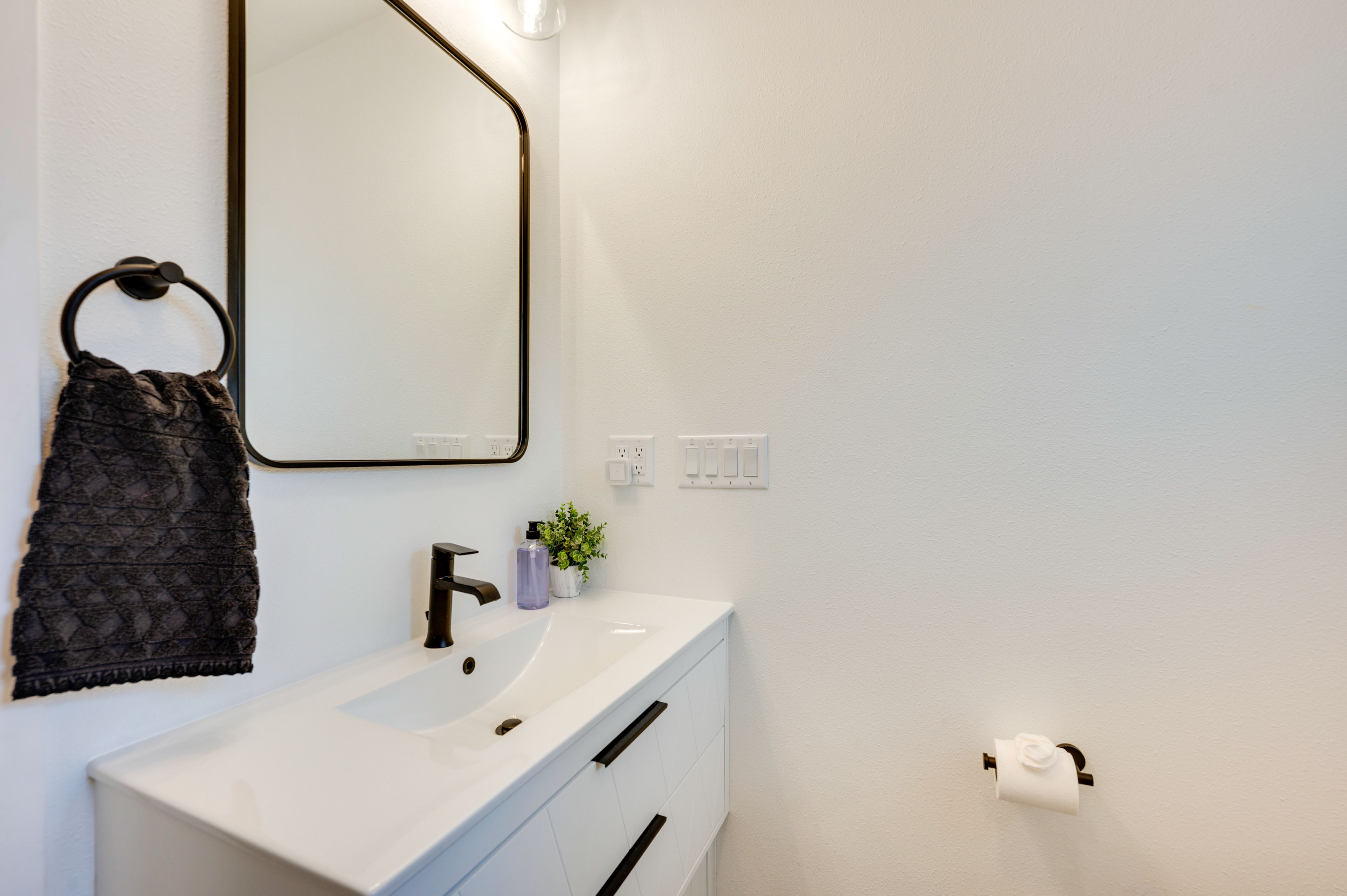 Full Bathroom | Complimentary Toiletries | Towels Provided